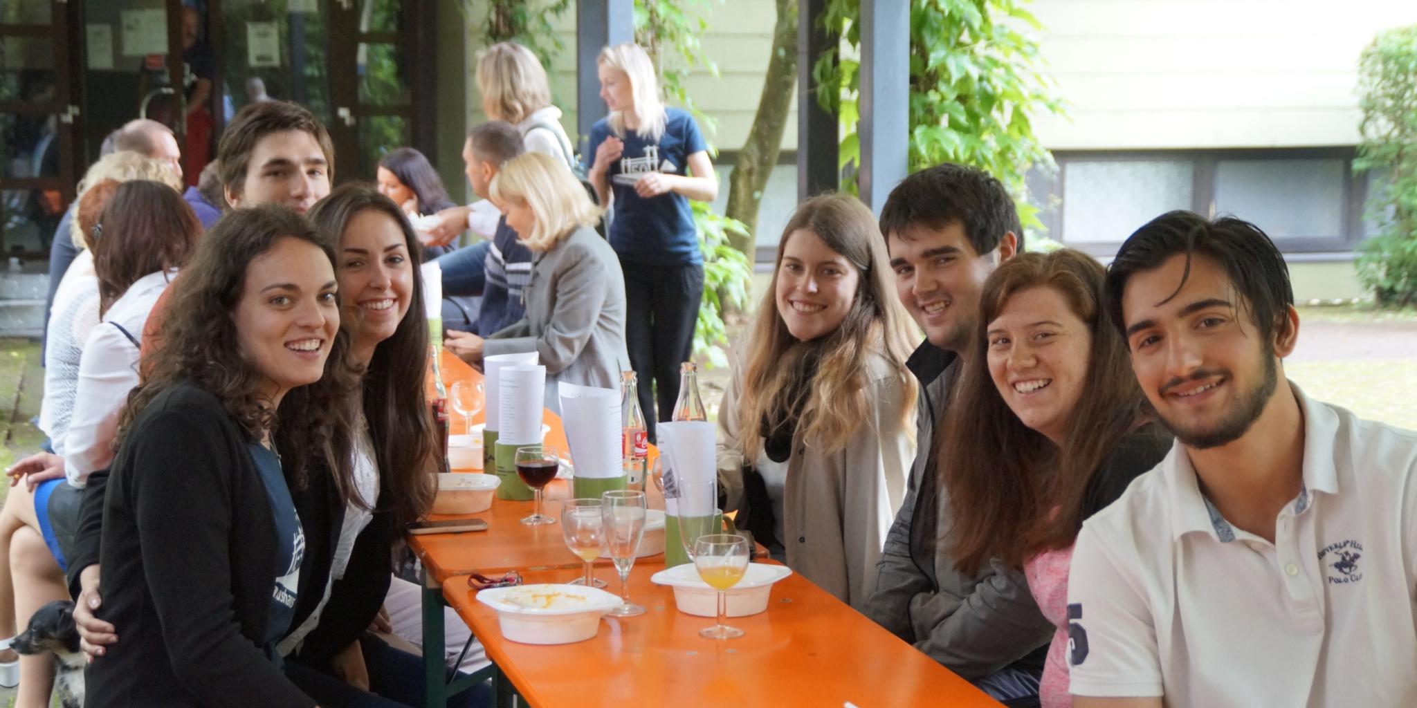 Multinational und multikulturell feiern die Bewohner das 50-jährige Bestehen des Cusanushauses in Trägerschaft des Katholischen Studierendenwerks e.V.