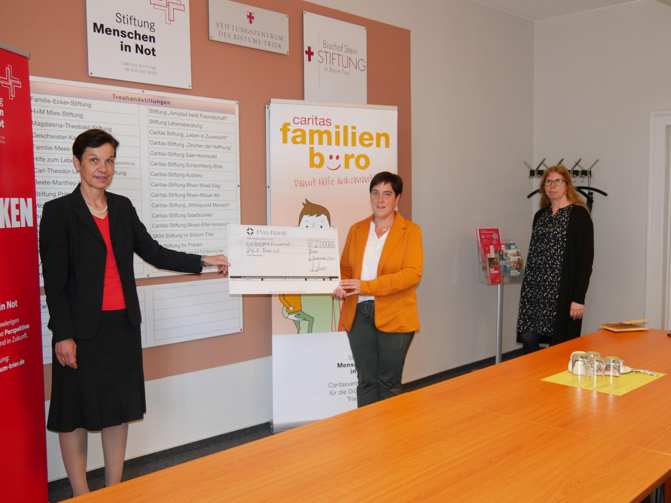 Diözesan-Caritasdirektorin Dr. Birgit Kugel, Michaela Marx (Geschäftsführerin Caritas-Stiftung Menschen in Not) und Dr. Martina Messan (Diözesan-Caritasverband) bei der Übergabe des symbolischen Schecks (von links): Foto: Caritasverband