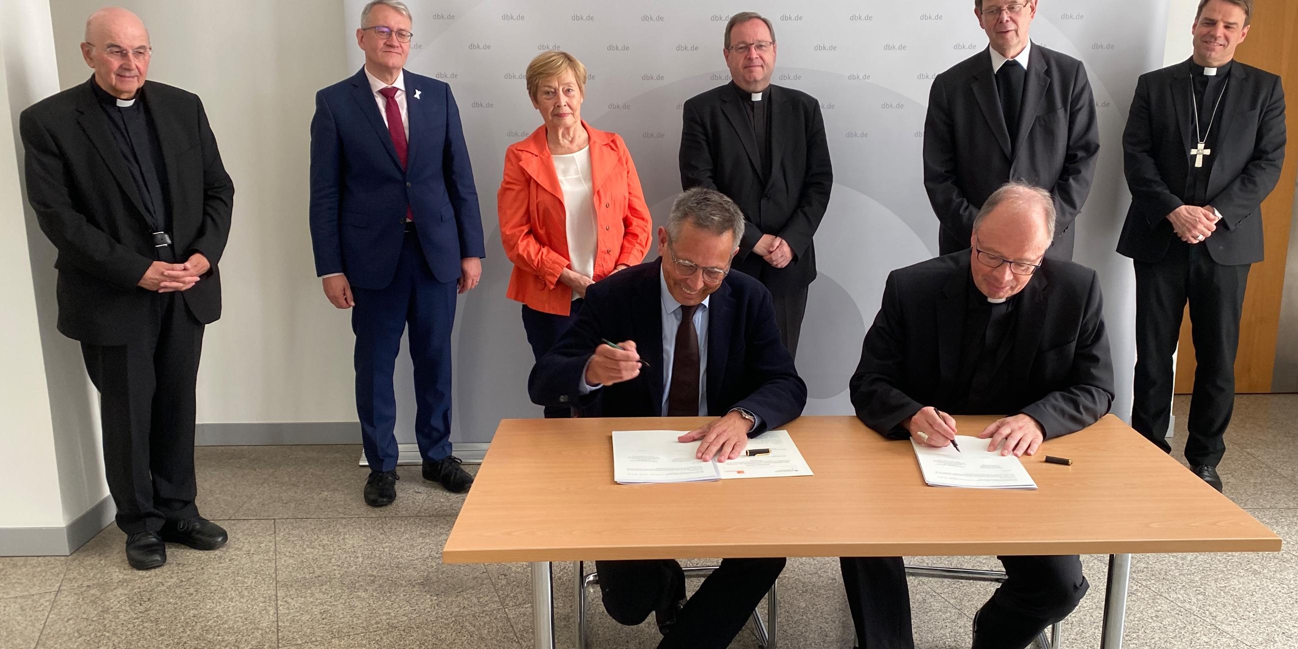 Unterzeichnung der „Gemeinsamen Erklärung über verbindliche Kriterien und Standards für eine unabhängige Aufarbeitung von sexuellem Missbrauch in der katholischen Kirche in Deutschland“ am 22.06.2020: (vorne, v. li.) Johannes-Wilhelm Rörig (Unabhängiger Beauftragte für Fragen des sexuellen Kindesmissbrauchs), Bischof Dr. Stephan Ackermann (Beauftragter der Deutschen Bischofskonferenz für Fragen des sexuellen Missbrauchs im kirchlichen Bereich und für Fragen des Kinder- und Jugendschutzes), (hinten, v. li.) Bischof Dr. Felix Genn (Vorsitzender der Kommission für Geistliche Berufe und Kirchliche Dienste), Matthias Katsch (Mitglied der Unabhängigen Kommission zur Aufarbeitung sexuellen Kindesmissbrauchs), Dr. Christine Bergmann (Mitglied der Unabhängigen Kommission zur Aufarbeitung sexuellen Kindesmissbrauchs), Bischof Dr. Georg Bätzing (Vorsitzender der Deutschen Bischofskonferenz), Pater Dr. Hans Langendörfer SJ (Sekretär der Deutschen Bischofskonferenz) und Bischof Dr. Stephan Oster SDB (Vorsitzender der Jugendkommission der Deutschen Bischofskonferenz)