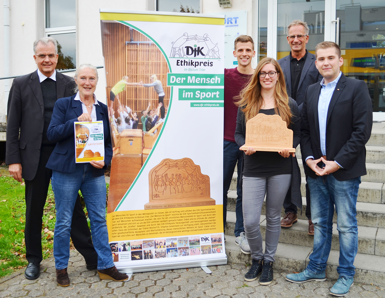 Einige Mitglieder der Jury - darunter auch Weihbischof Jörg Michael Peters (links): Foto: privat