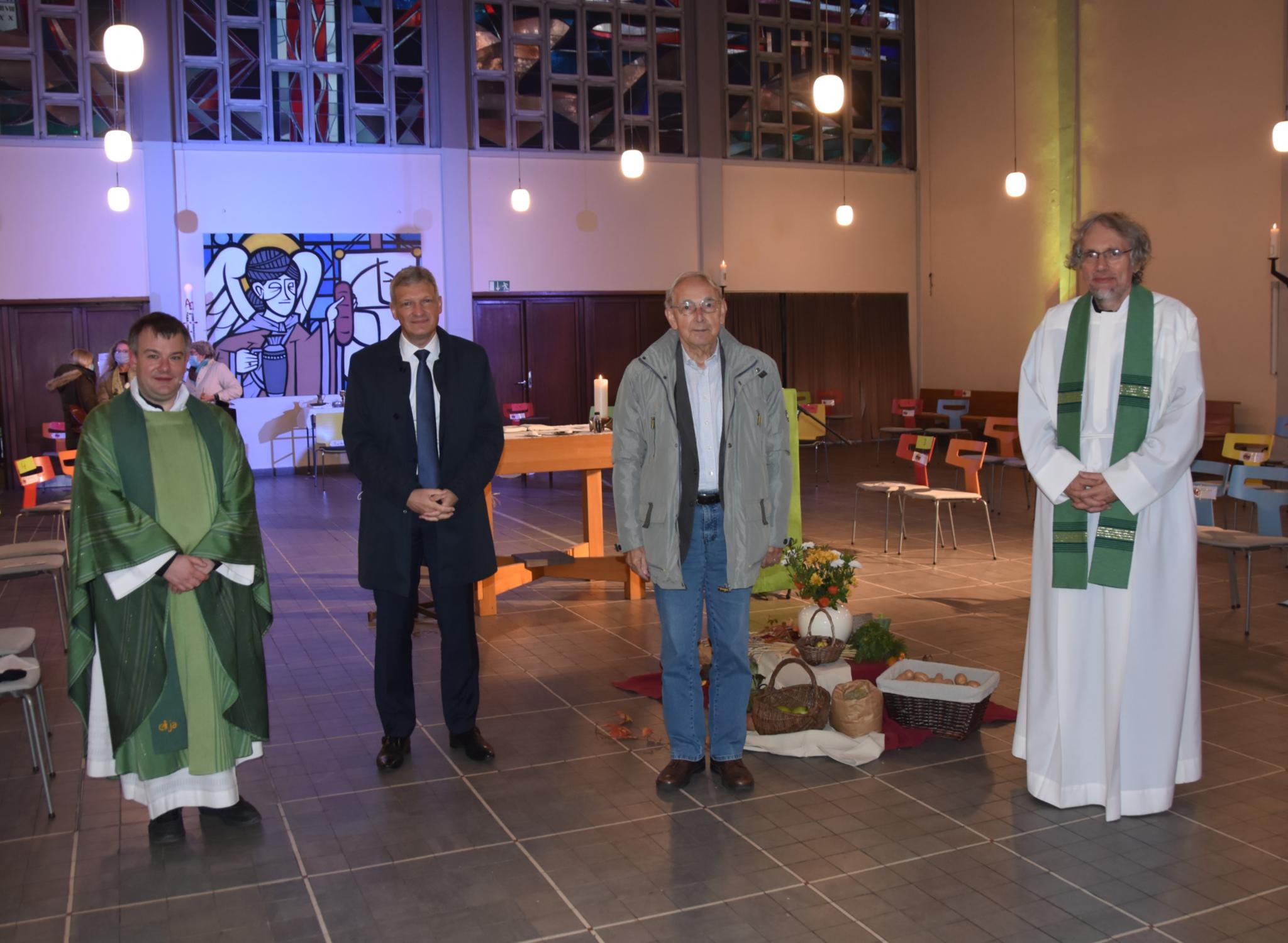 Jugendpfarrer Christian Heinz, Landtagspräsident Stephan Toscani, Willi Grafs Neffe Joachim Baez und Schulpfarrer Martin Birkenhauer am 12. Oktober in der Kirche der Jugend in Saarbrücken.