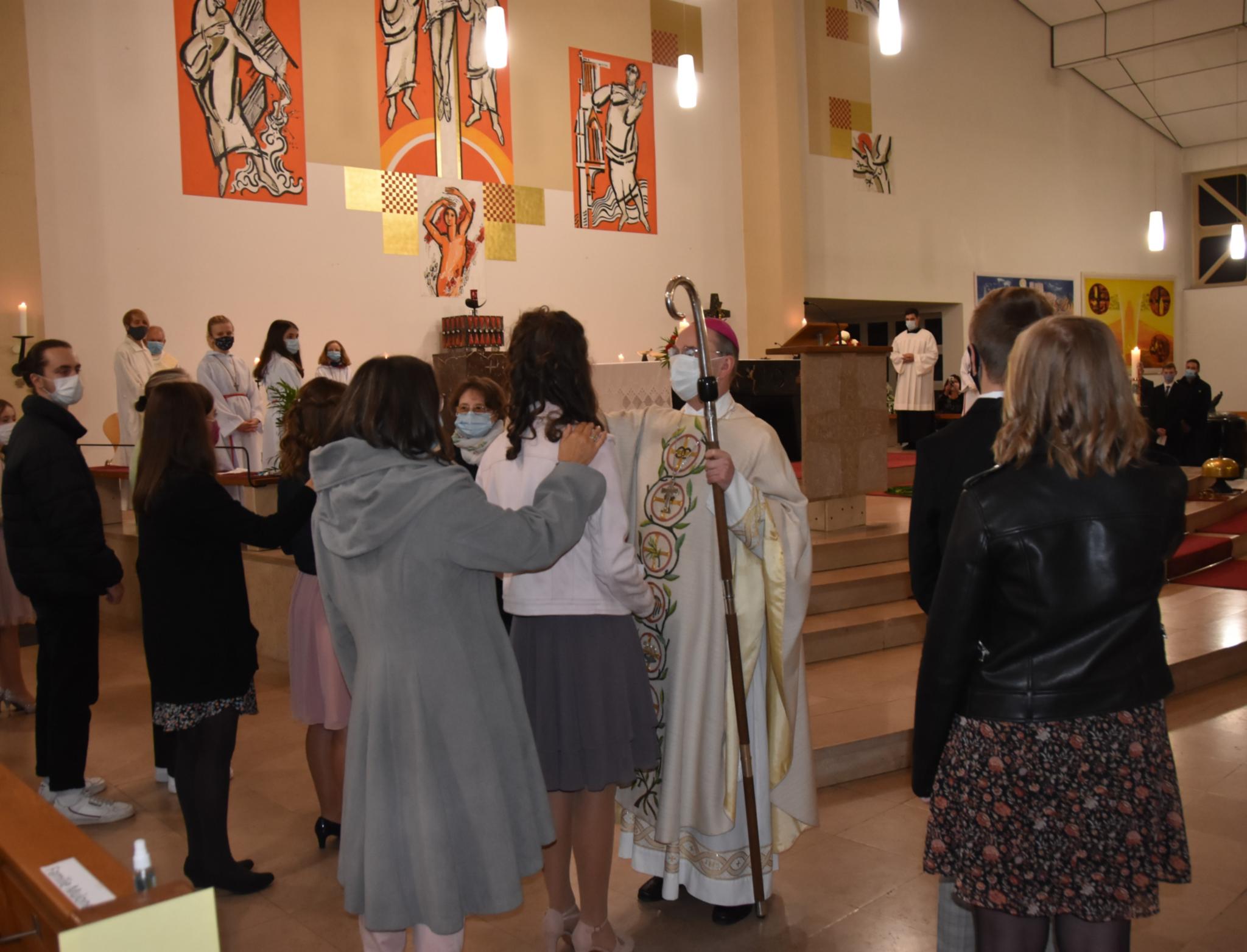 Weihbischof Robert Brahm spendet Jugendlichen das Sakrament der Firmung in der Pfarrkirche Herz Jesu in Wadgassen-Hostenbach am 31. Oktober 2020. Foto: Ute Kirch