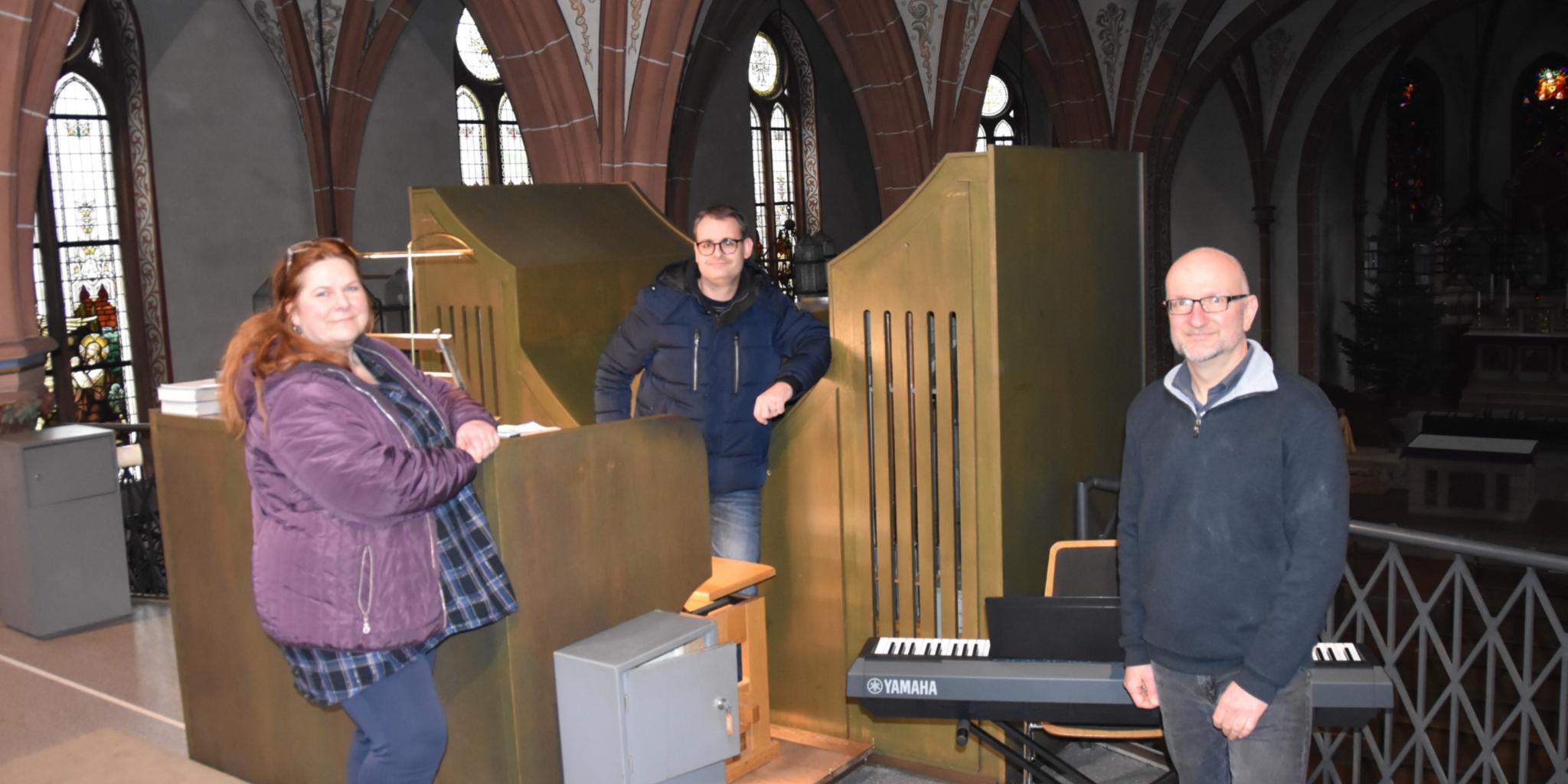 Die Sopranistin Sue Lehmann probt mit Organist Ralph Buchstäber und Pastor Olaf Harig. Foto: Ute Kirch