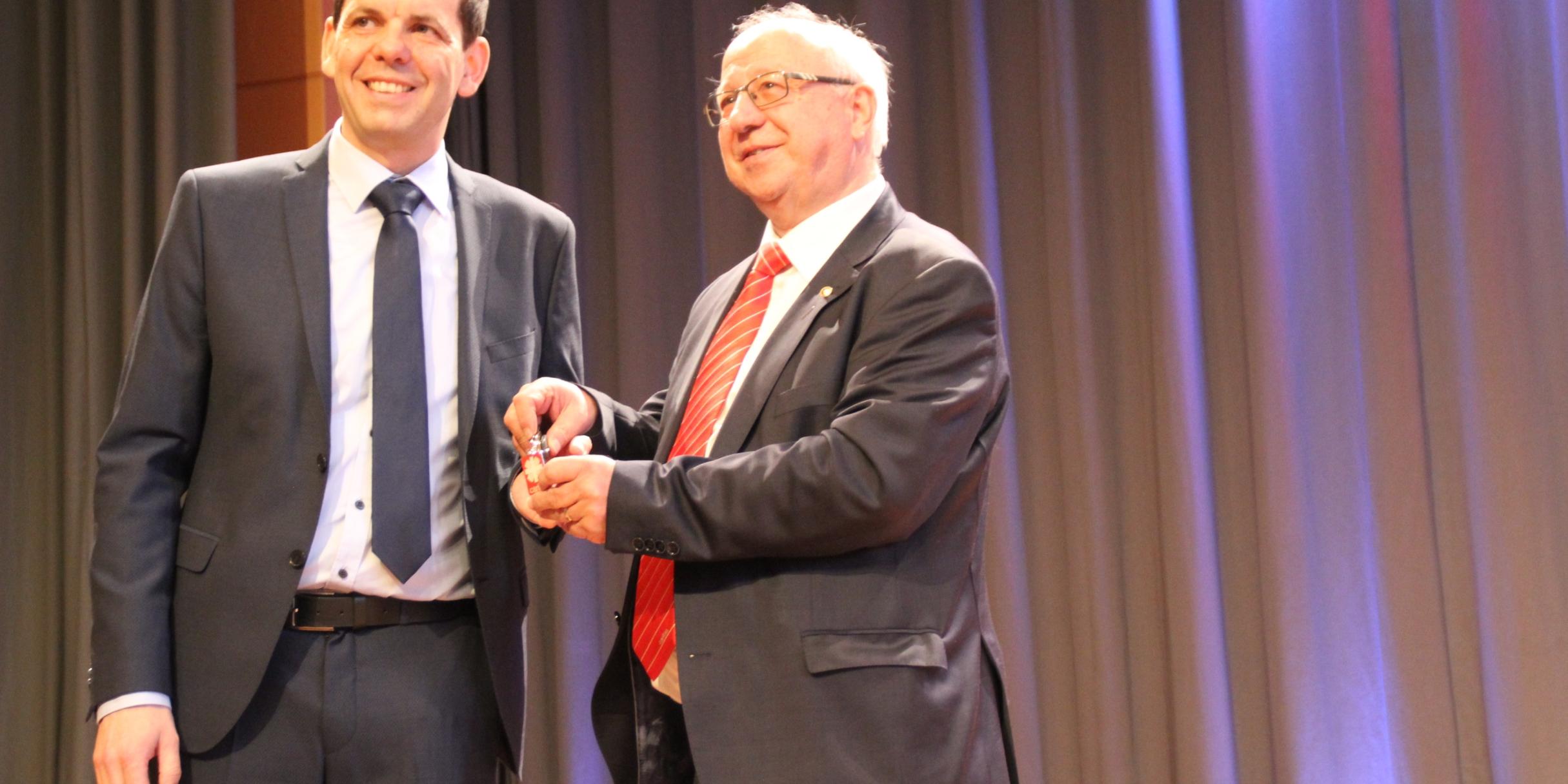 Schlüsselübergabe: Hermann-Josef Niehren (r.) übergibt die Büroschlüssel an Nachfolger Frank Kettern und wünscht ihm alles Gute.