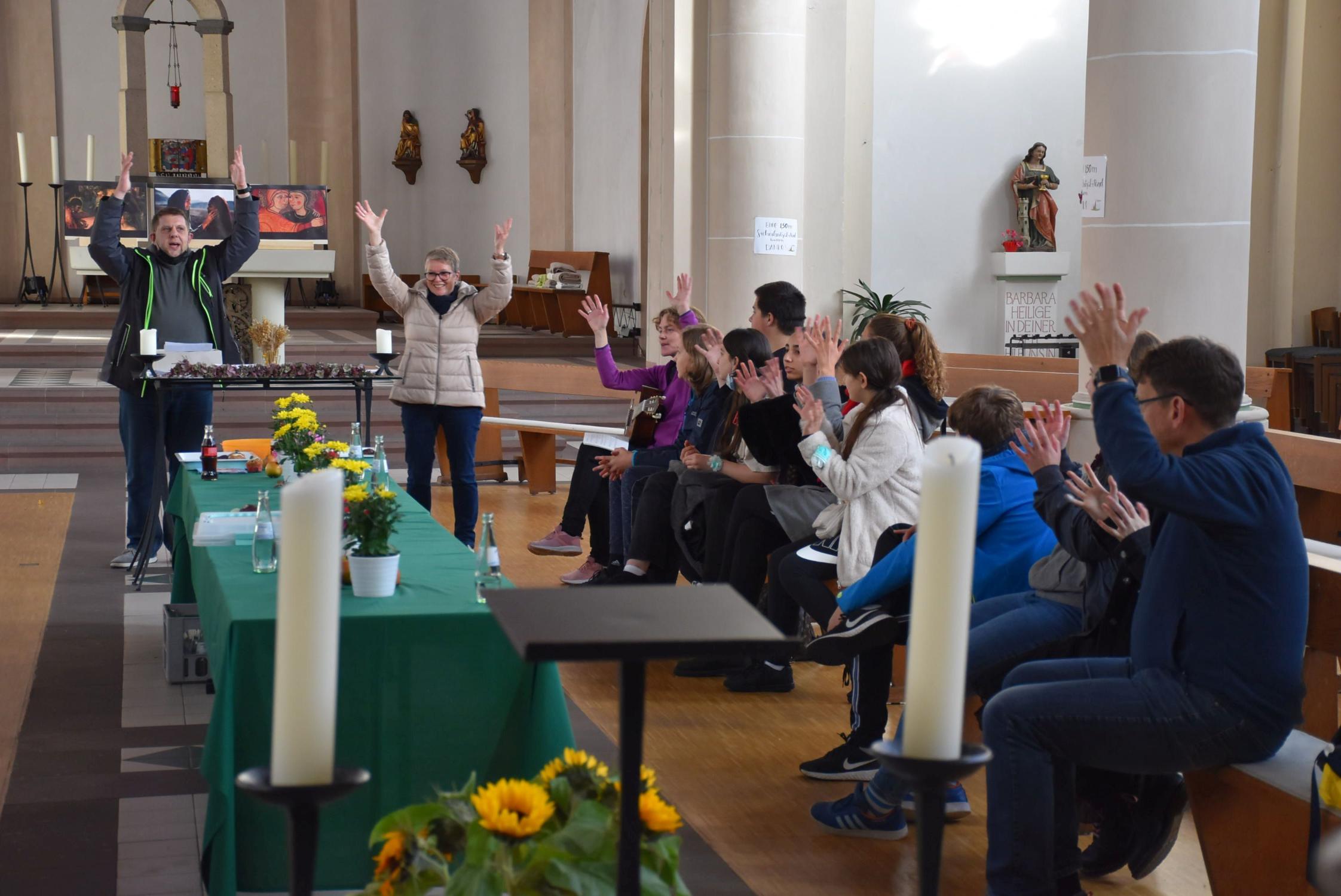 Kinder und Betreuer beim Gebärdenworkshop in der Herz-Jesu-Kirche Trier (Foto: Isabel Athmer/Bistum Trier)