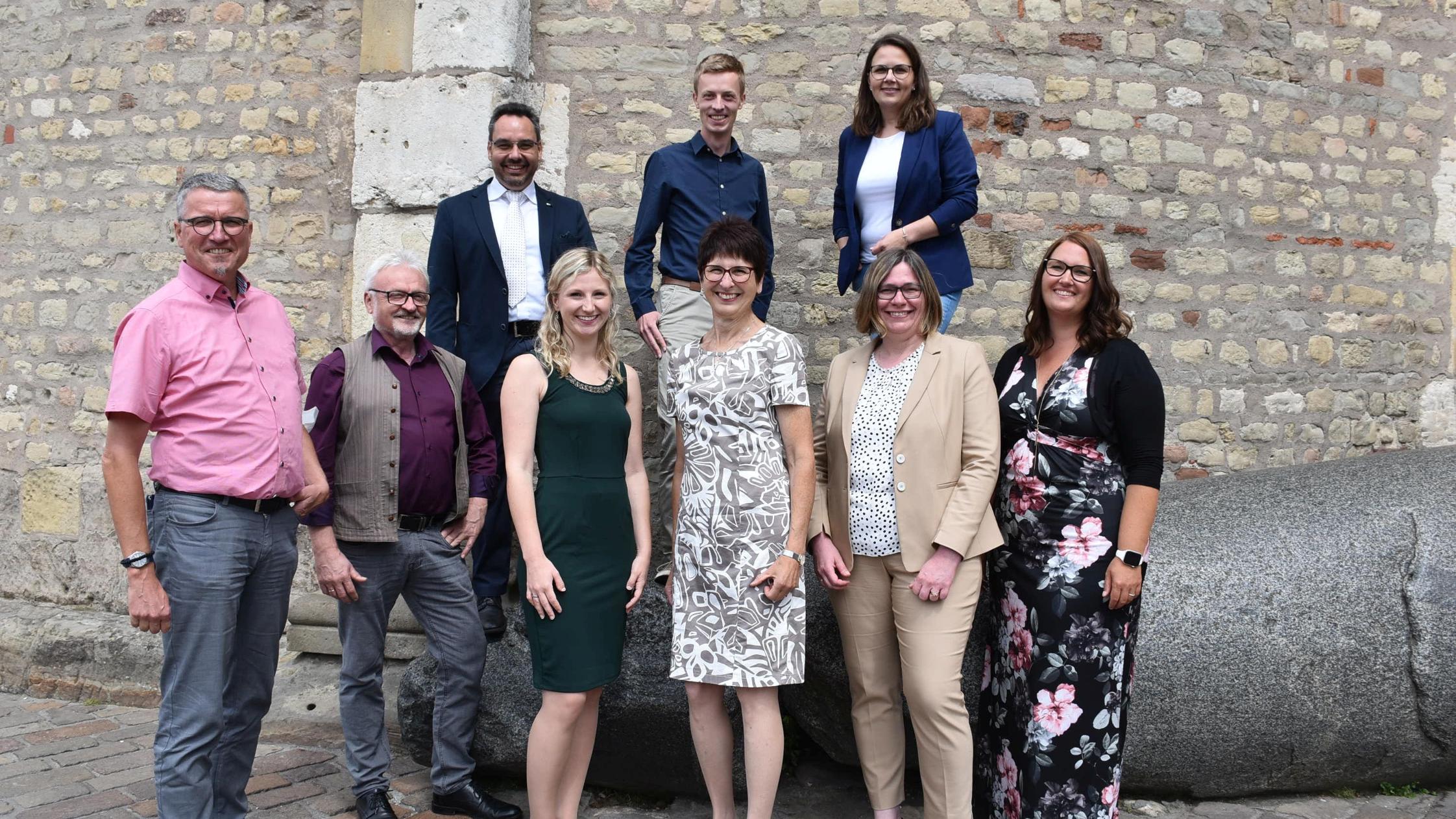 Am Domstein: die neuen Seelsorgerinnen und Seelsorger mit ihren Ausbildungsleitern Steffen Stutz (vorne links) und Herbert Tholl (vorne, Zweiter von links). Foto: Christine Cüppers/Paulinus