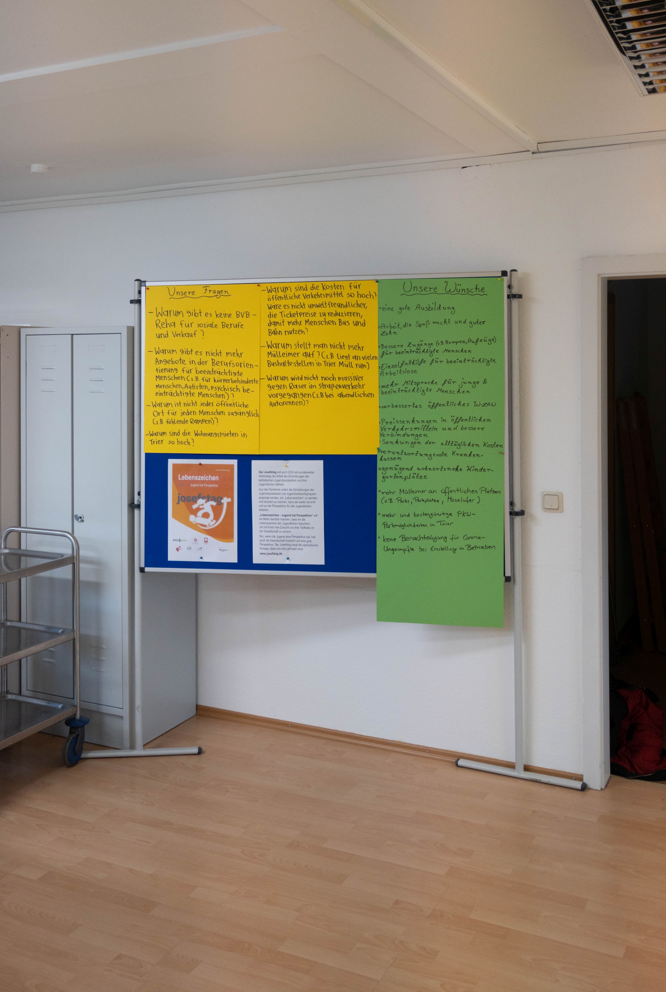 Die jungen Leute gestalten Plakate mit ihren Wünschen und Fragen.