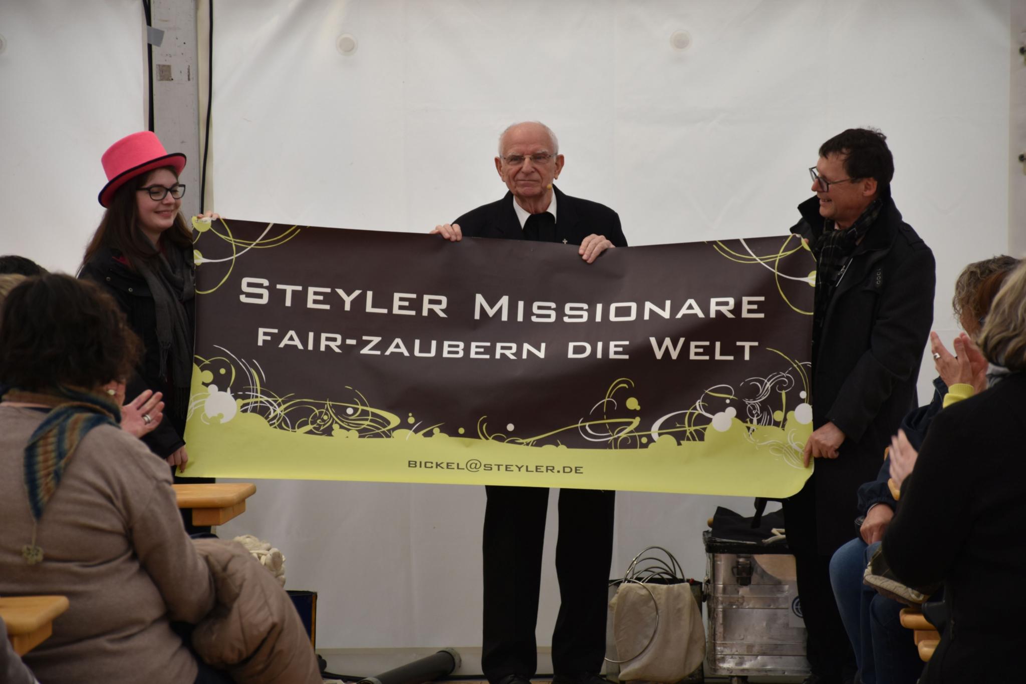 Zauberpater Hermann Birkel (Mitte) unterhielt die Pfarrsekretärinnen und -sekretäre