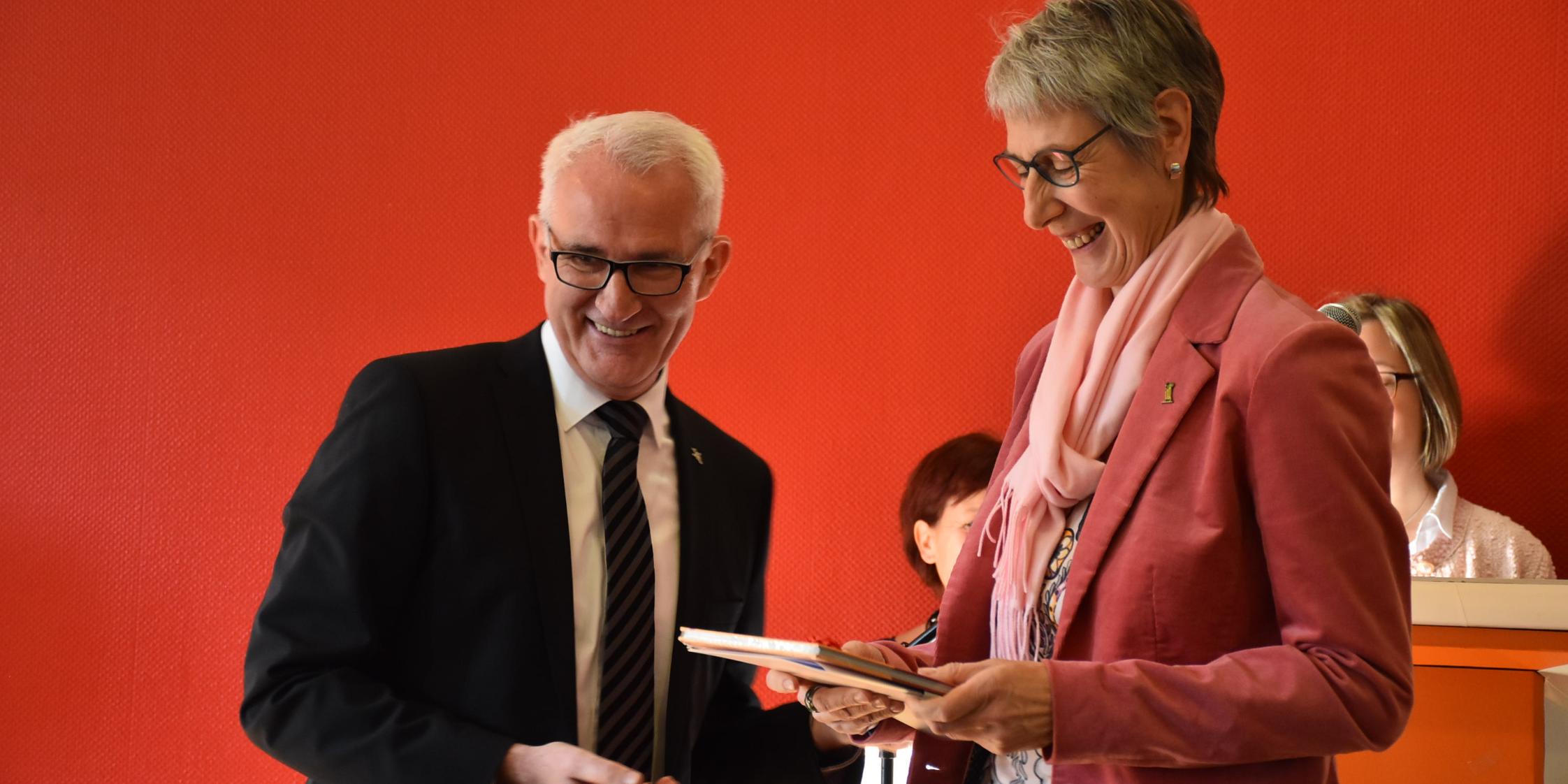 Kursleiter Wolfgang Schu (cts) und Andrea Schneider, die im Helenenhaus der Vereinigten Hospitien in Trier tätig ist. (Foto: Isabel Athmer/Bistum Trier)