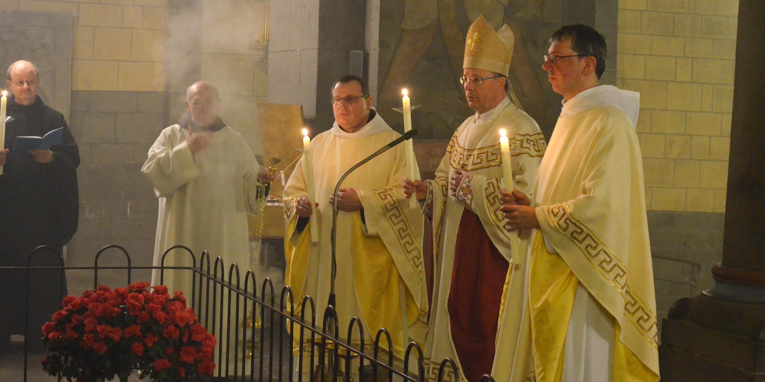 Bischof Ackermann (Mitte) feierte mit den Gläubigen das Fest der Darstellung des Herrn (oder Maria Lichtmess) und zugleich den Abschlus des Jahres der Orden.