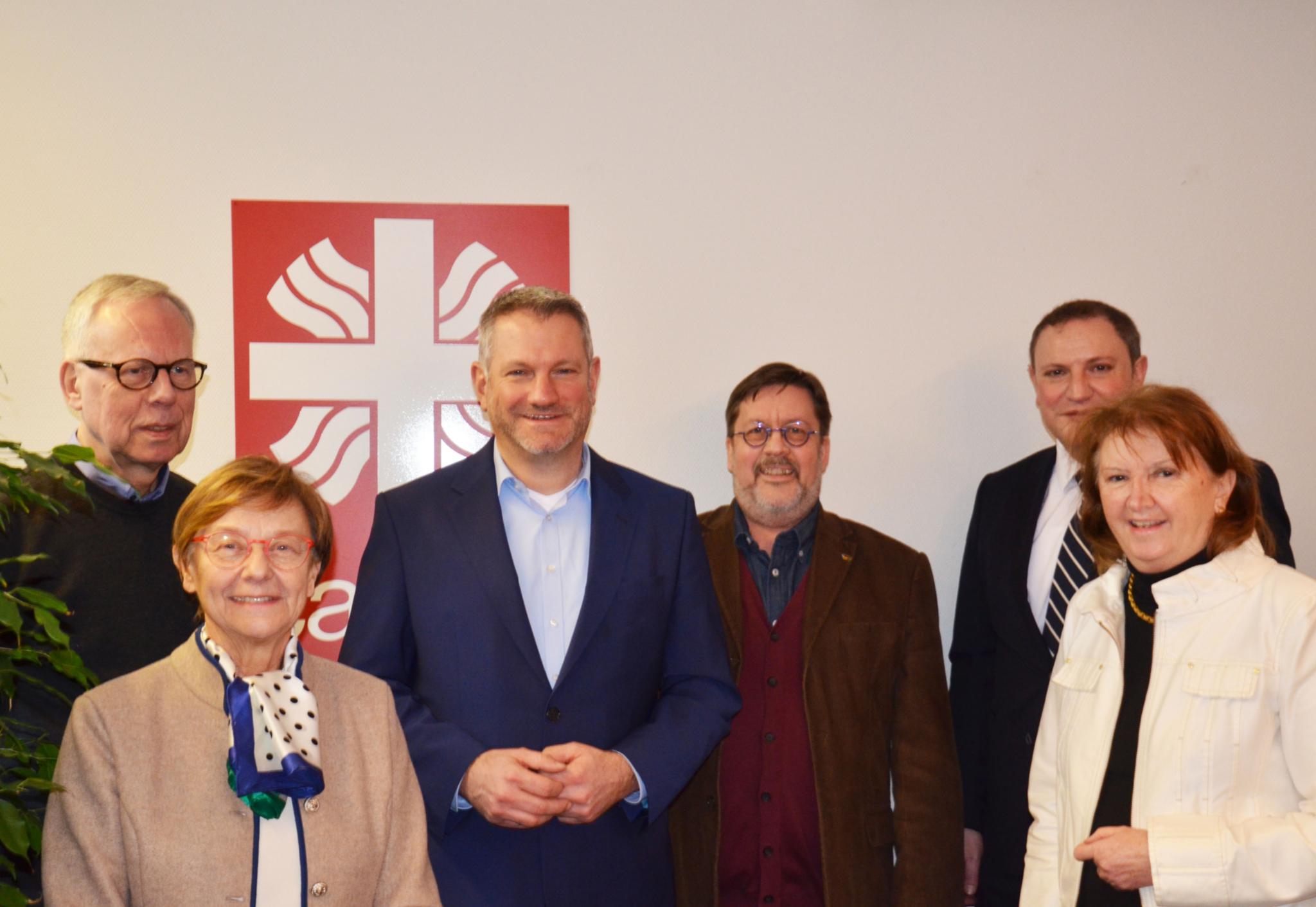 V.l.n.r.: Eugen Vogt (Vorstand), Gisela Rink (Vorstandsvorsitzende), Michael Schley (Caritasdirektor), Roland Isberner (Caritasratsvorsitzender), Daniel Jung (stellvertretender Vorstandsvorsitzender), Gabriele Schöneberger (Vorstand) Foto: Caritasverband Saarbrücken/Carmelita Kimmig