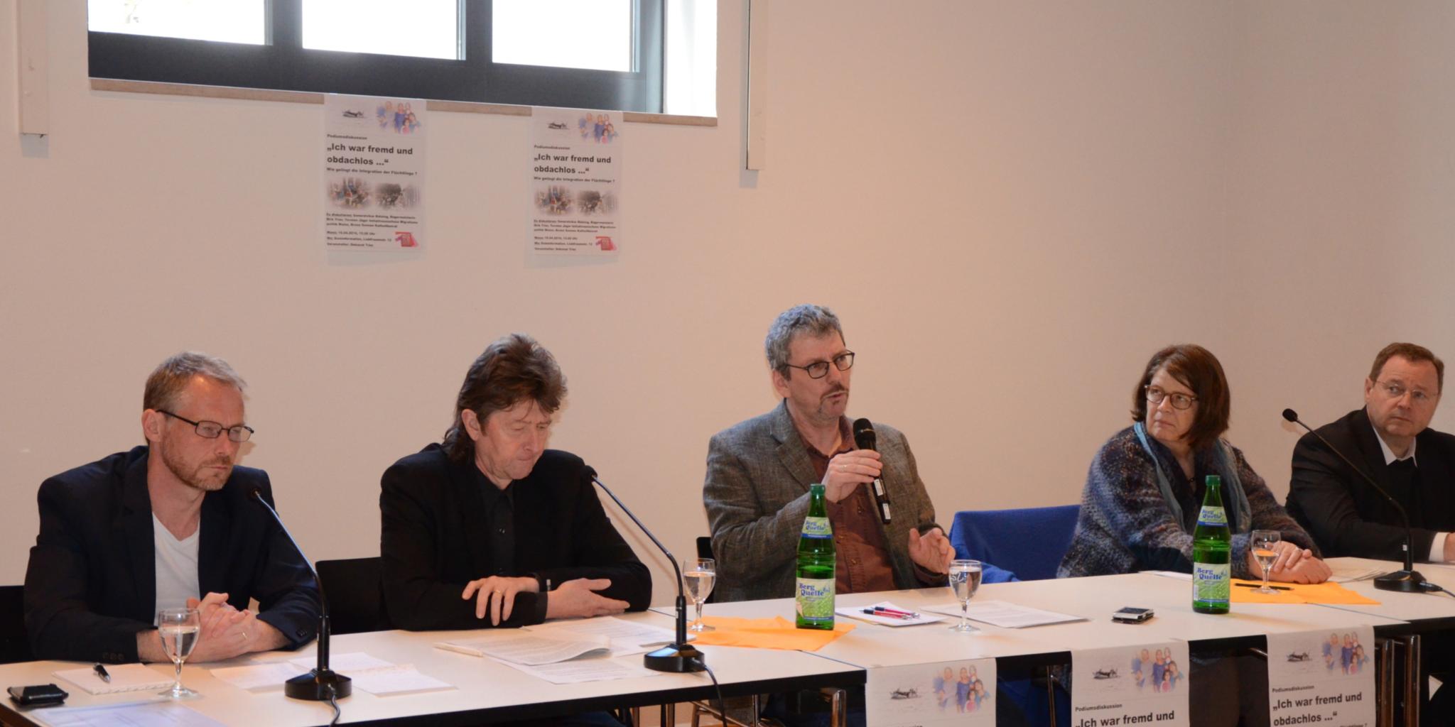 Torsten Jäger, Bruno Sonnen, Stefan Weinert, Dr. Georg Bätzing und Angelika Birk (vlnr) auf dem Podium.