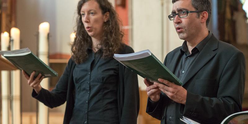 Vorsänger und Kantoren gestalten die Gottesdienste mit ihren Stimmen aktiv mit.