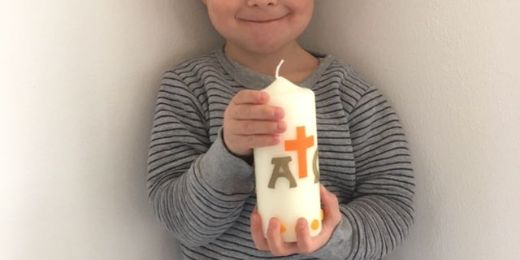 David Bodem mit seiner gebastelten Osterkerze (Foto: privat)