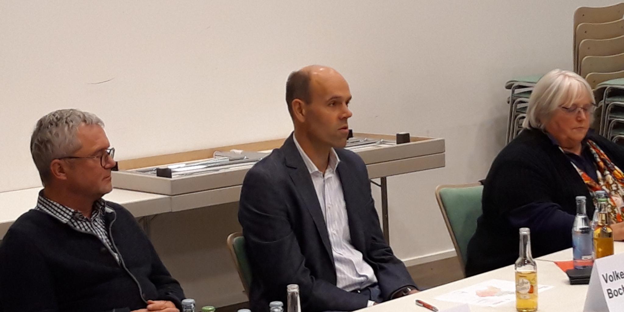 Dechant Lutz Schultz, Landrat Volker Boch und Dekanatsratsvorsitzende Anna Schmitz (v.li.) Foto: Dekanat Simmern-Kastellaun