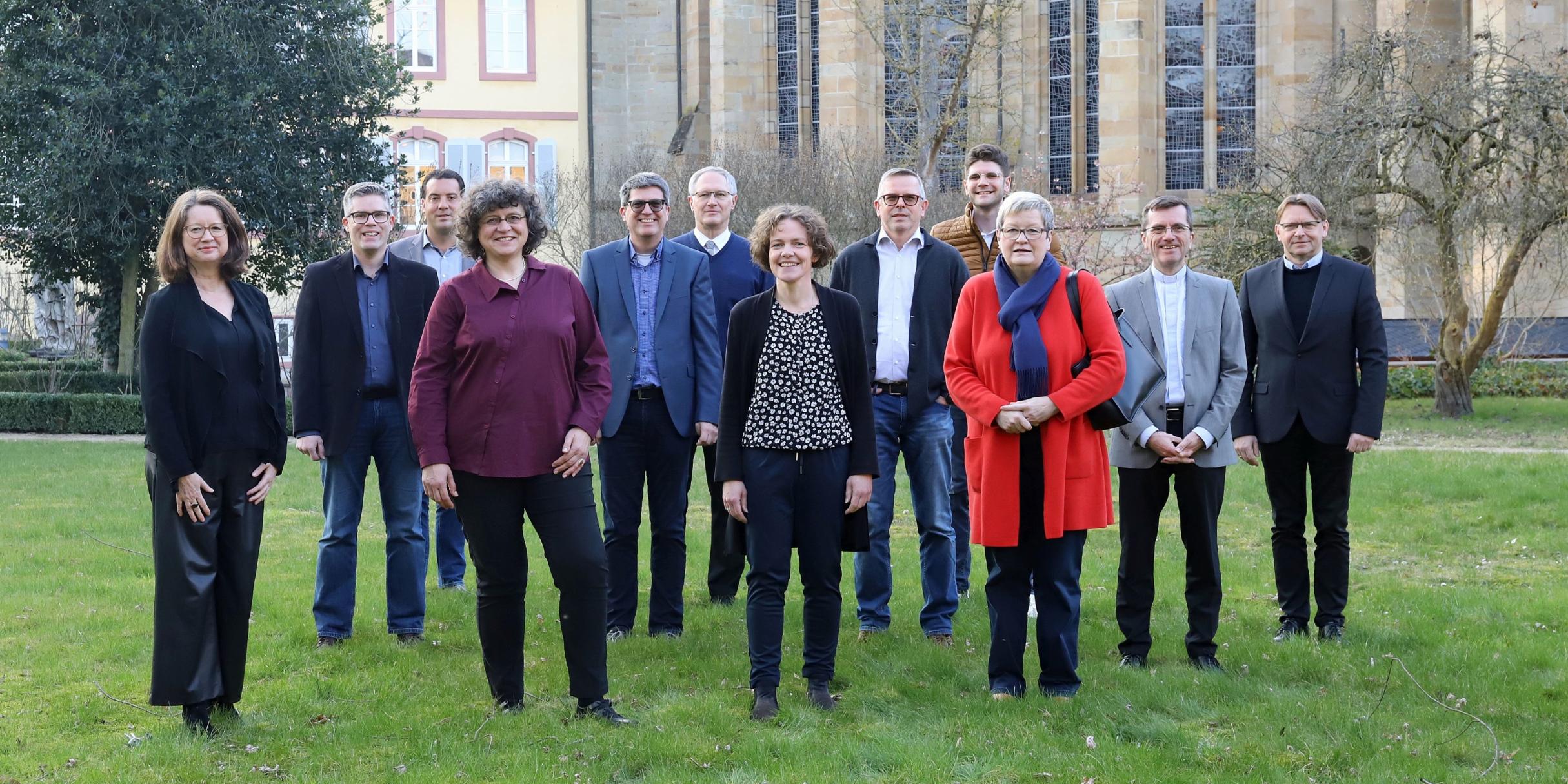 vorne 1. Reihe von links: Direktorin Mechthild Schabo, Christiane Schall, Katja Bruch, Beate Barg; dahinter 2. Reihe von links: Christian Pesch, Rainer Stuhlträger, Christoph Morgen, Msgr. Ottmar Dillenburg, Stefan Stürmer; dahinter 3. Reihe von links: Johannes Kölling, Martin Backes, Benjamin Pauken (Foto: I. Hülpes/Bistum Trier)