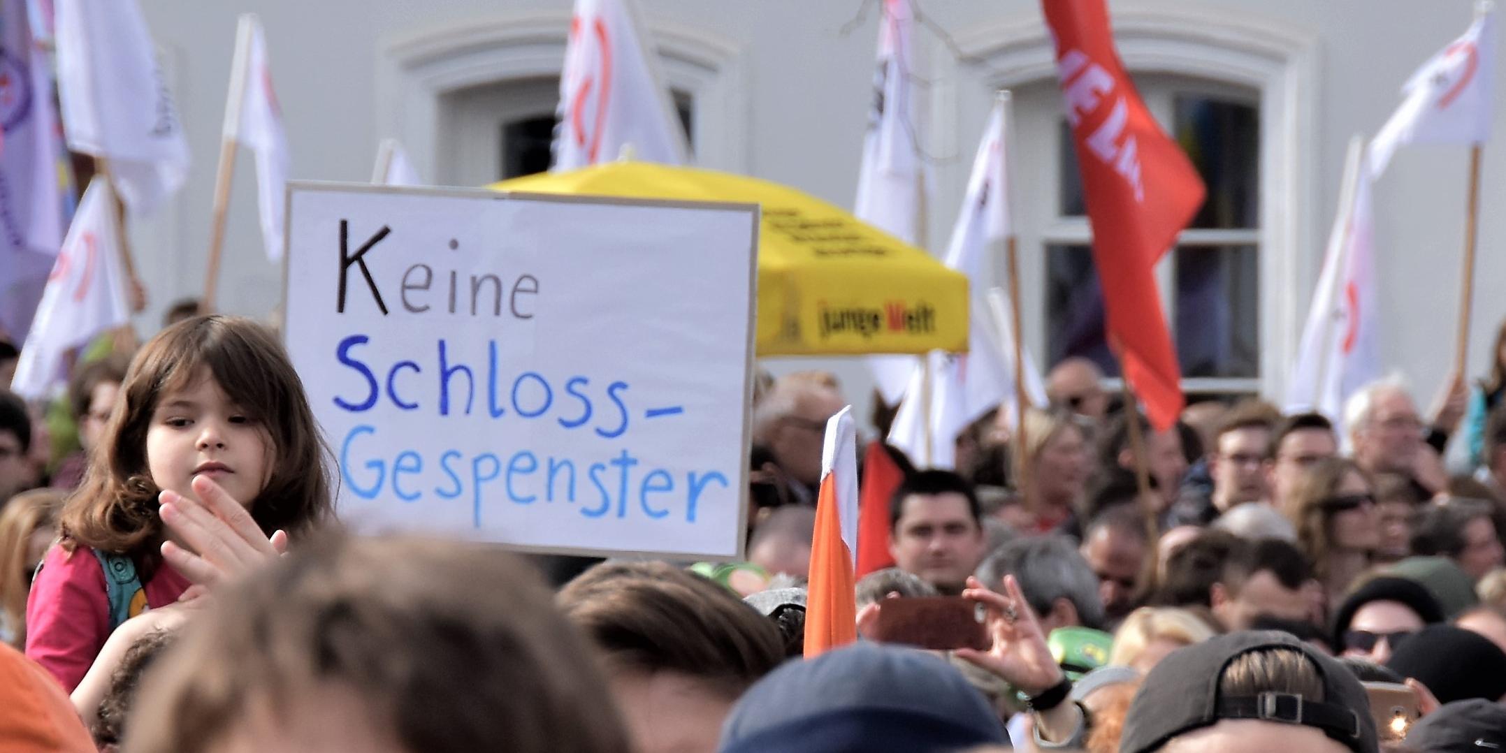 Die über 4.000 Demonstranten protestierten gegen den NPD-Bundesparteitag, der im Saarbrücker Schloss stattfand, wo sich während der NS-Zeit ein GeStaPo-Gefängnis befand.