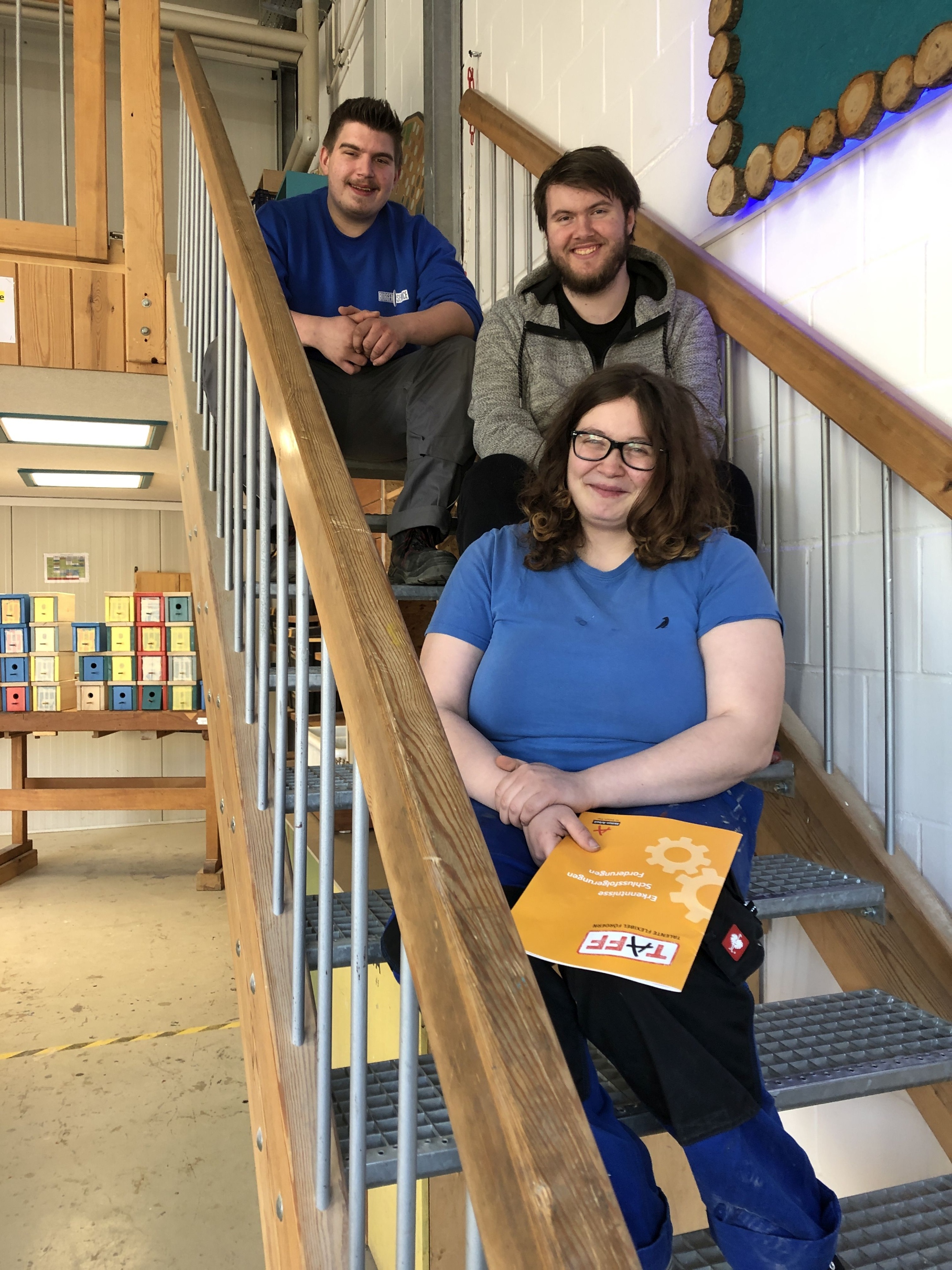 Dennis, Florian und Kim: (von oben nach unten) Dennis (20) und Florian (20) machen eine Ausbildung zum Fachlageristen im BÜS, Kim (22) ist Auszubildende im Metallbau. Foto: Inge Hülpes/Bistum Trier