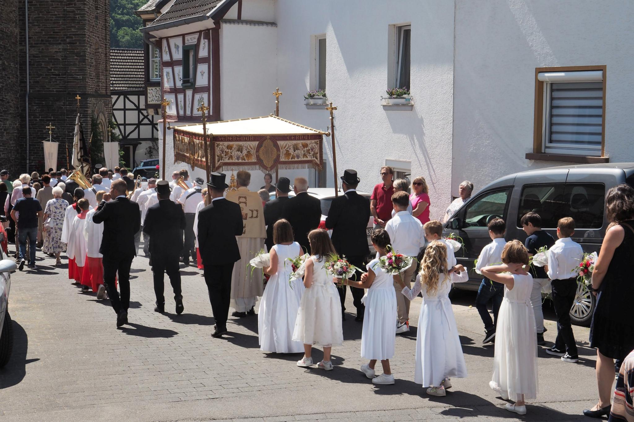 Die Prozession zieht zum Abschluss wieder in die Pfarrkirche ein.