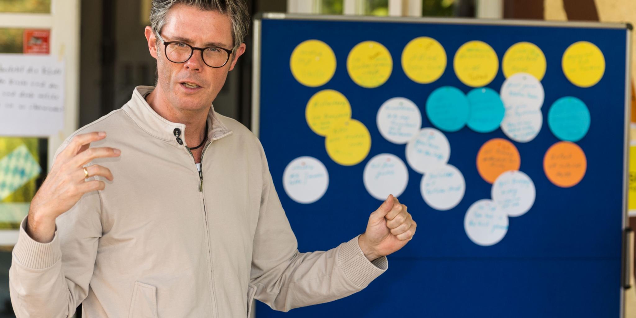 Jörg Klippel führt in die einzelnen Schritte der Kreativmethode Design Thinking ein.