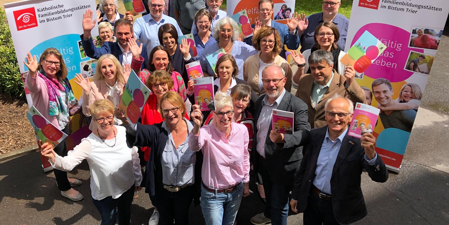 Die Mitglieder der Diözesan-Arbeitsgemeinschaft Katholische Familienbildungsstätten im Bistum Trier präsentieren ihr neues Corporate Design