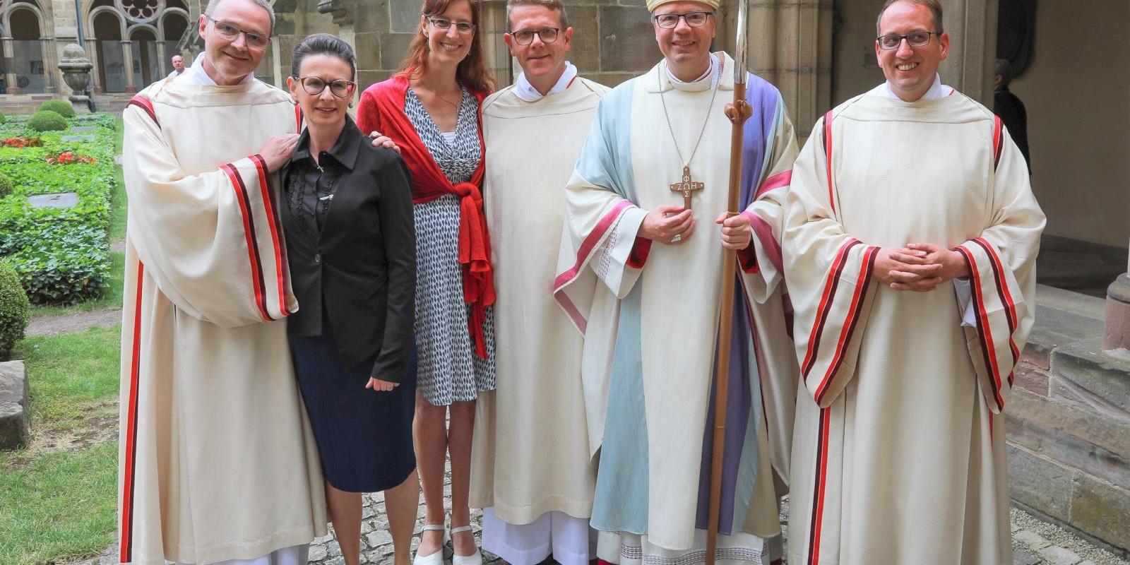 Bischof Ackermann mit den neuen Diakonen Greiner, Mählmann und Schlösser (vlnr) und den Ehefrauen von Diakon Greiner und Diakon Mählmann