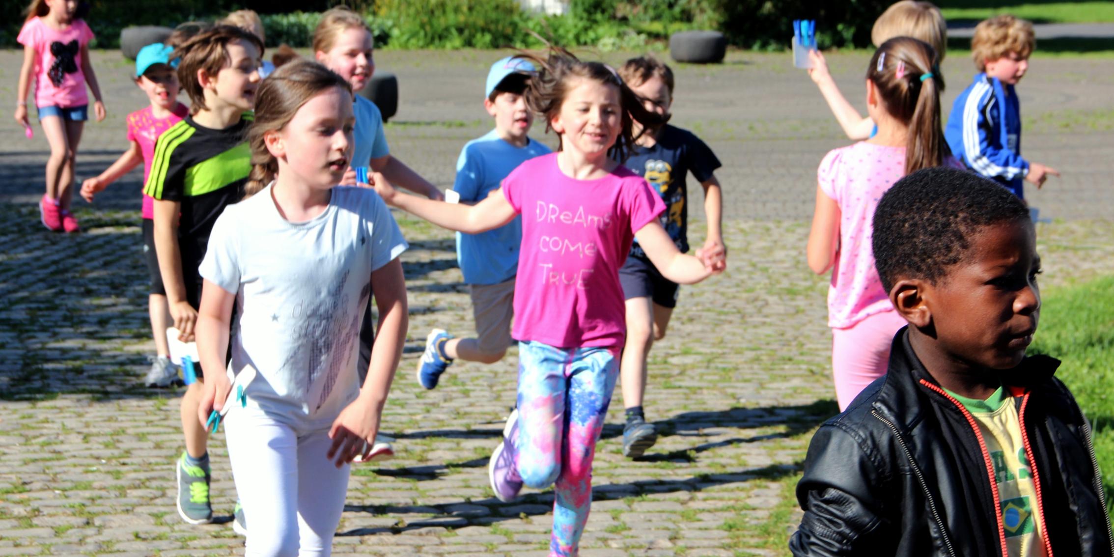 Die Schülerinnen und Schüler der Grundschule am Dom beim Spendenlauf.