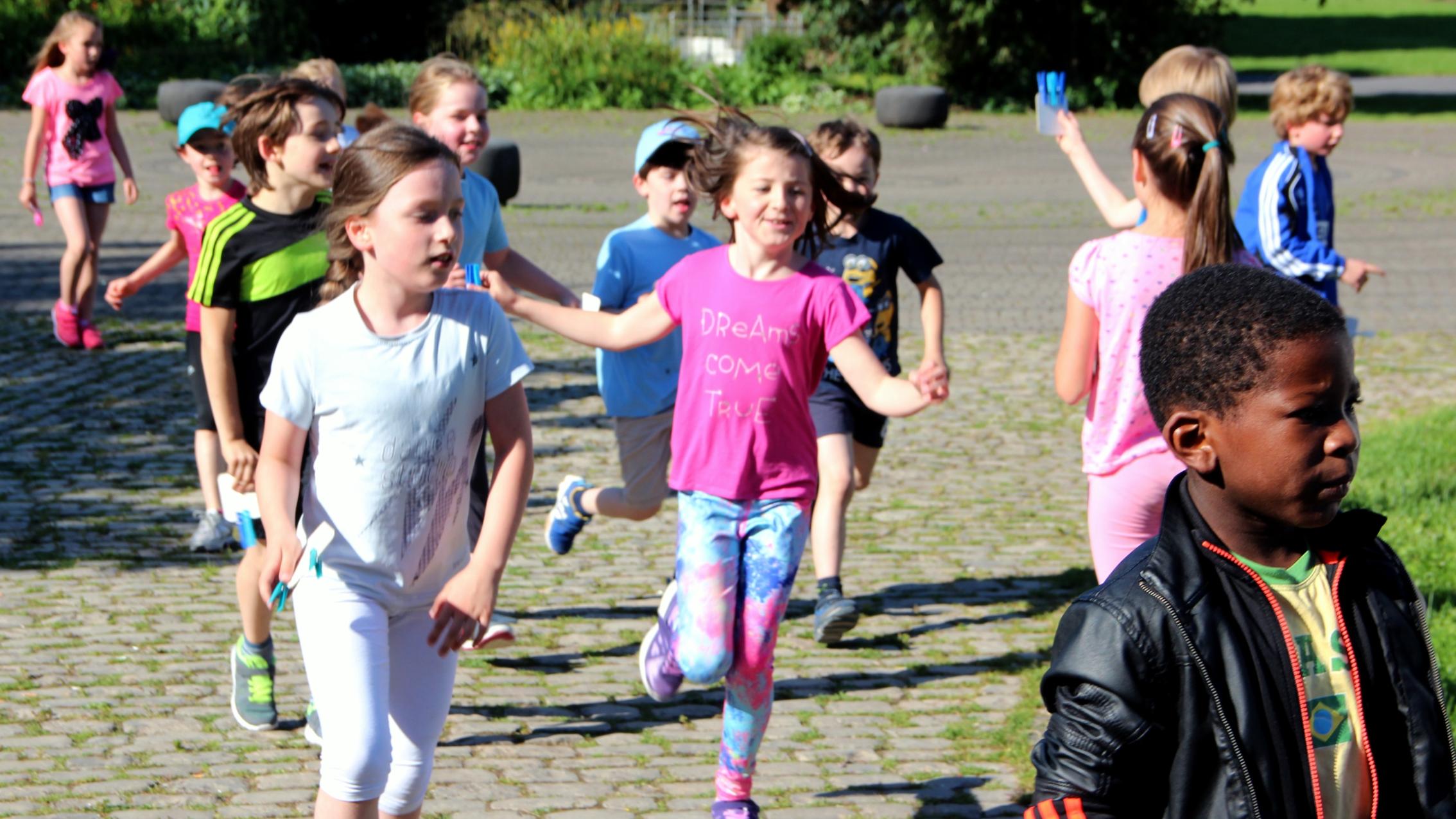 Die Schülerinnen und Schüler der Grundschule am Dom beim Spendenlauf.