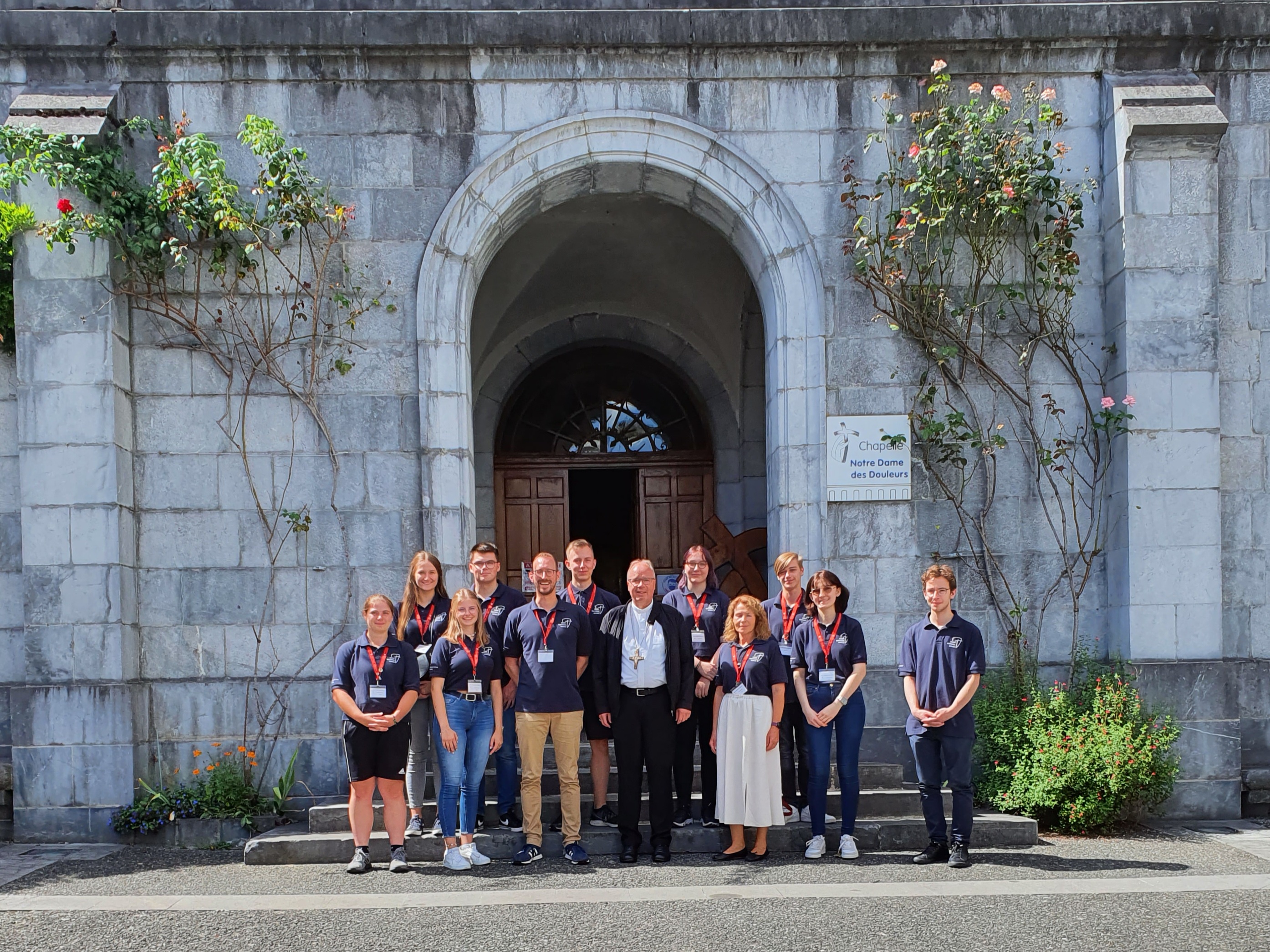 Bischof Ackermann und die Gruppe der St. Matthias Schule vor dem Hospital, in dem die kranken Pilgerinnen und Pilger untergebracht waren. Foto: privat