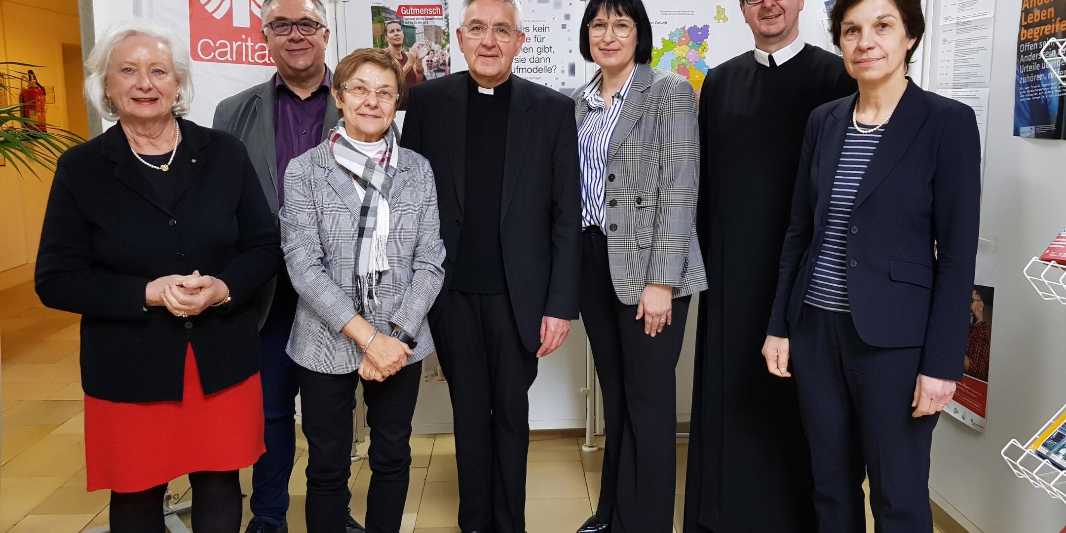 Brigitte Merzhäuser und Manfred Klein (Diözesan-Caritasrat) mit dem Vorstand des Diözesan-Caritasverbandes Trier, Gisela Rink, Weihbischof Franz Josef Gebert, Anette Moesta, Bruder Peter Berg, Dr. Birgit Kugel (von links).