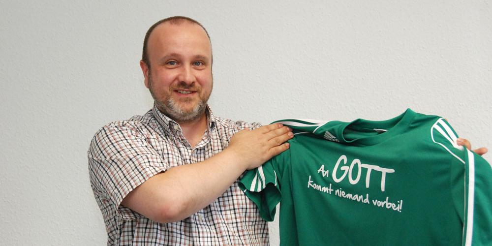 Dirk Baltes bewirbt seine Facebookseite auf seinem Fußballtrikot