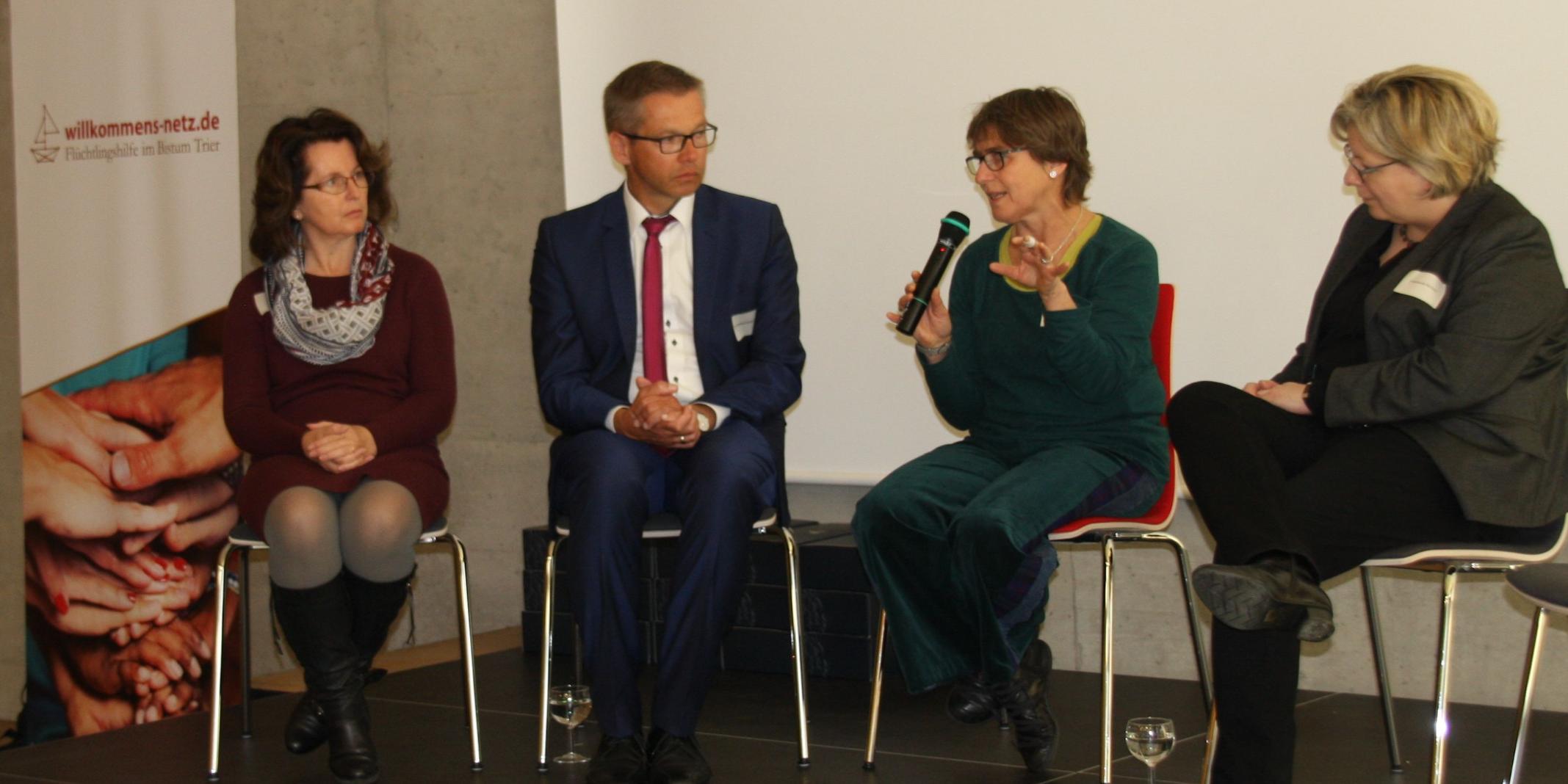 Bei einer Podiumsdiskussion konnten die Teilnehmenden der Leiterin des Arbeitsbereichs Gesellschaft und Politik im Bischöflichen Generalvikariat Stephanie Nickels (rechts) und dem Referenten Dr. Winfried Kösters ihre Fragen stellen.