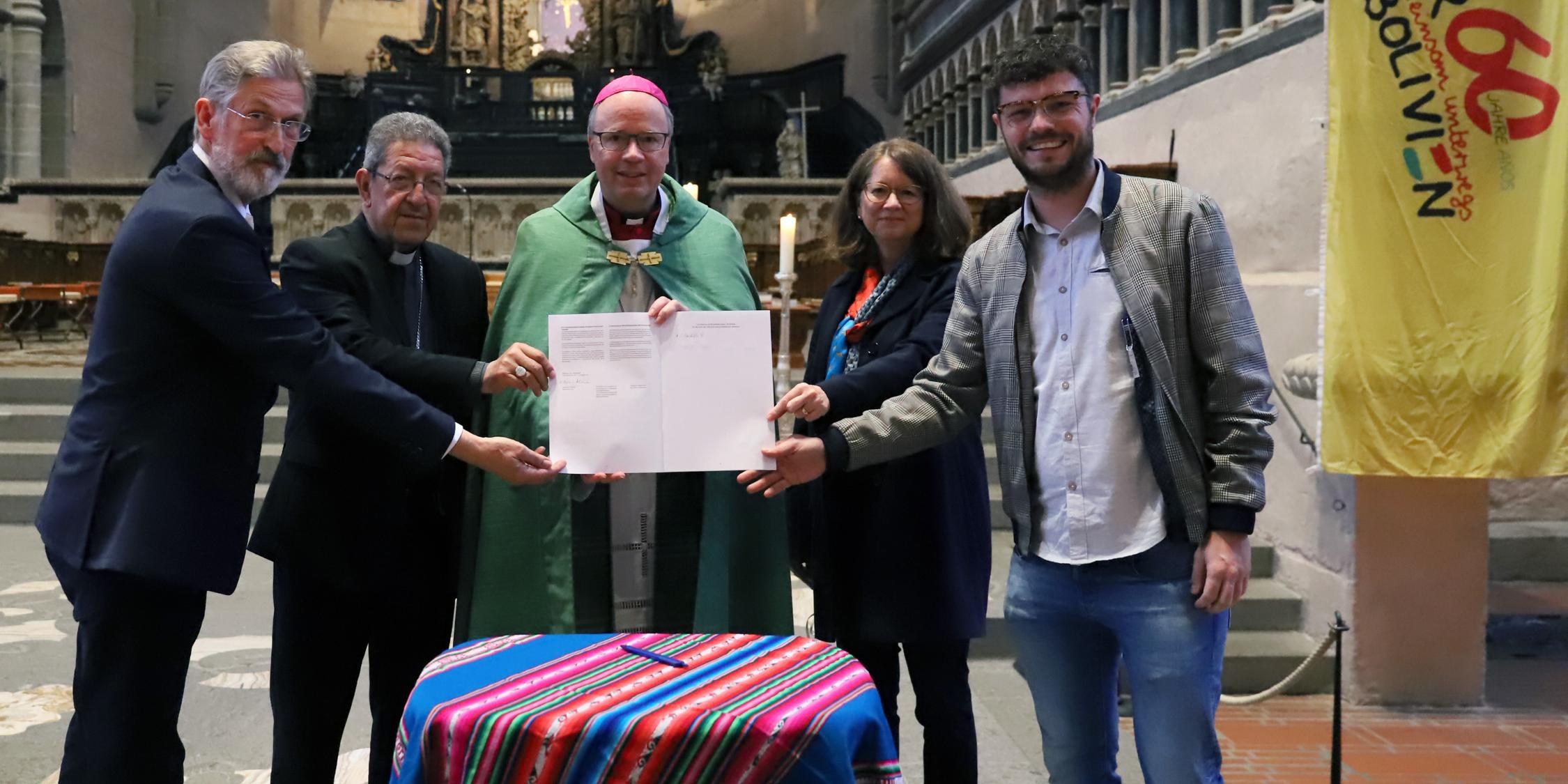 vlnr. Ludwig Kuhn, Leiter der Diözesanstelle Weltkirche, Erzbischof em. Edmundo Abastoflor, Bischof Dr. Stephan Ackermann, Direktorin Mechthild Schabo und BDKJ-Diözesanvorsitzender Matthias Becker (Fotos: Simone Bastreri/Bistum Trier)