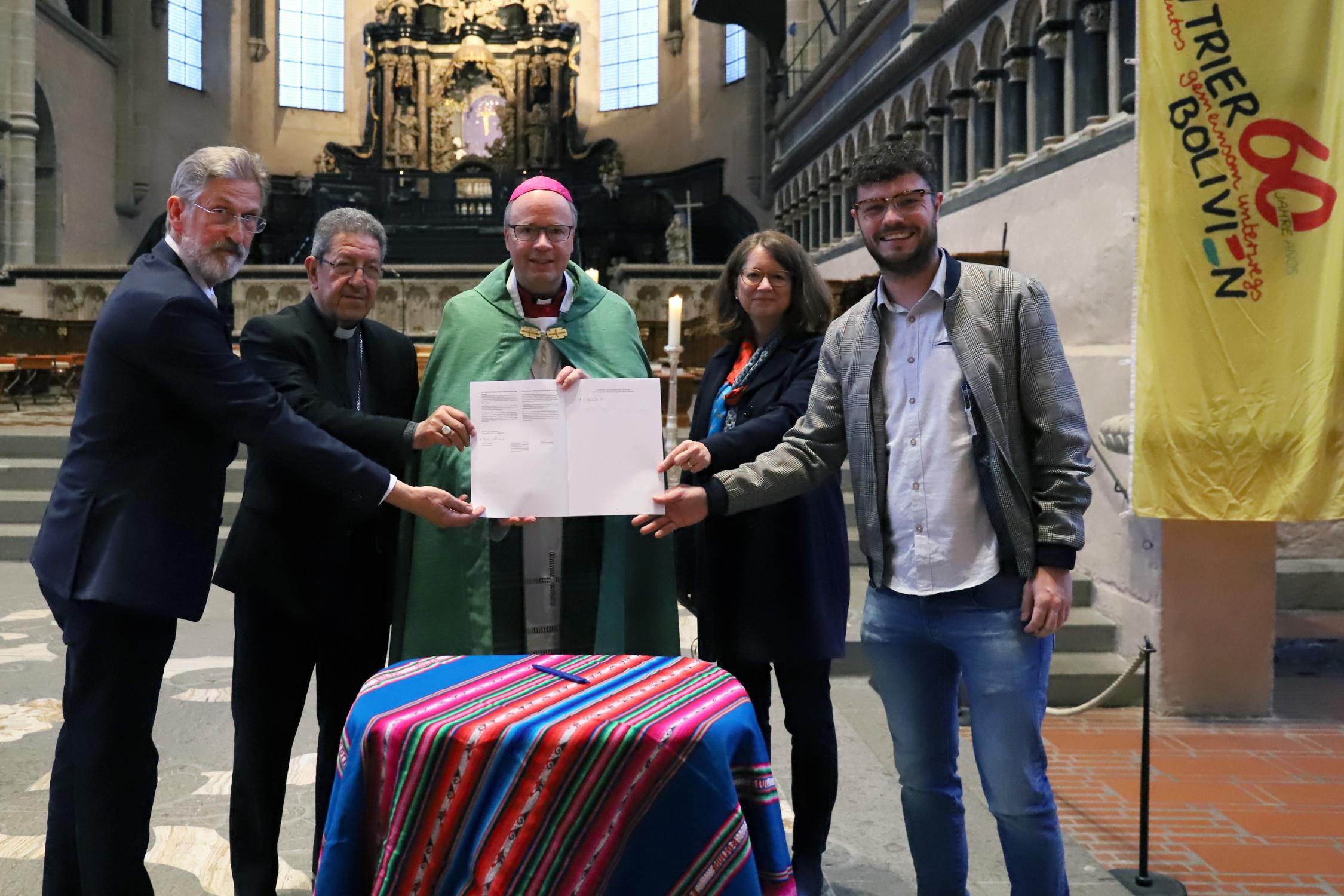 vlnr. Ludwig Kuhn, Leiter der Diözesanstelle Weltkirche, Erzbischof em. Edmundo Abastoflor, Bischof Dr. Stephan Ackermann, Direktorin Mechthild Schabo und BDKJ-Diözesanvorsitzender Matthias Becker (Fotos: Simone Bastreri/Bistum Trier)