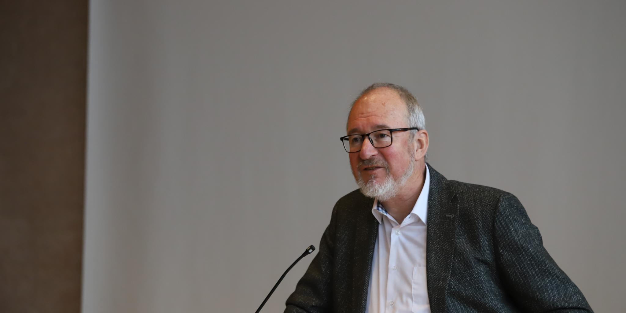 Dr. Jörg-Dieter Wächter bei seinem Vortrag (Fotos: Simone Basteri/Bistum Trier)
