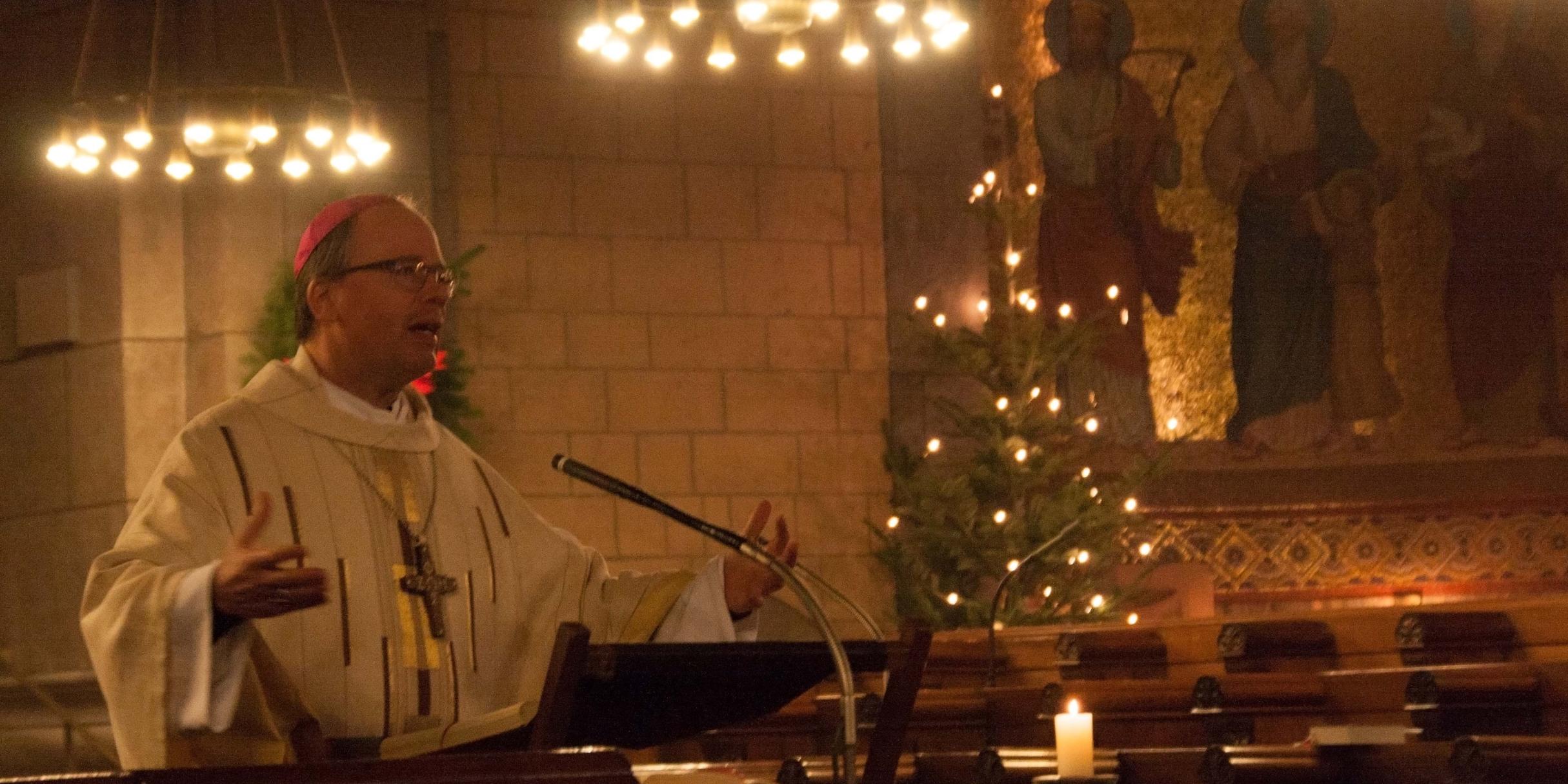 Bischof Ackermann feierte mit den Mitgliedern der Jungen Union ein Pontifikalamt in der Abteikirche vom Kloster Maria Laach.