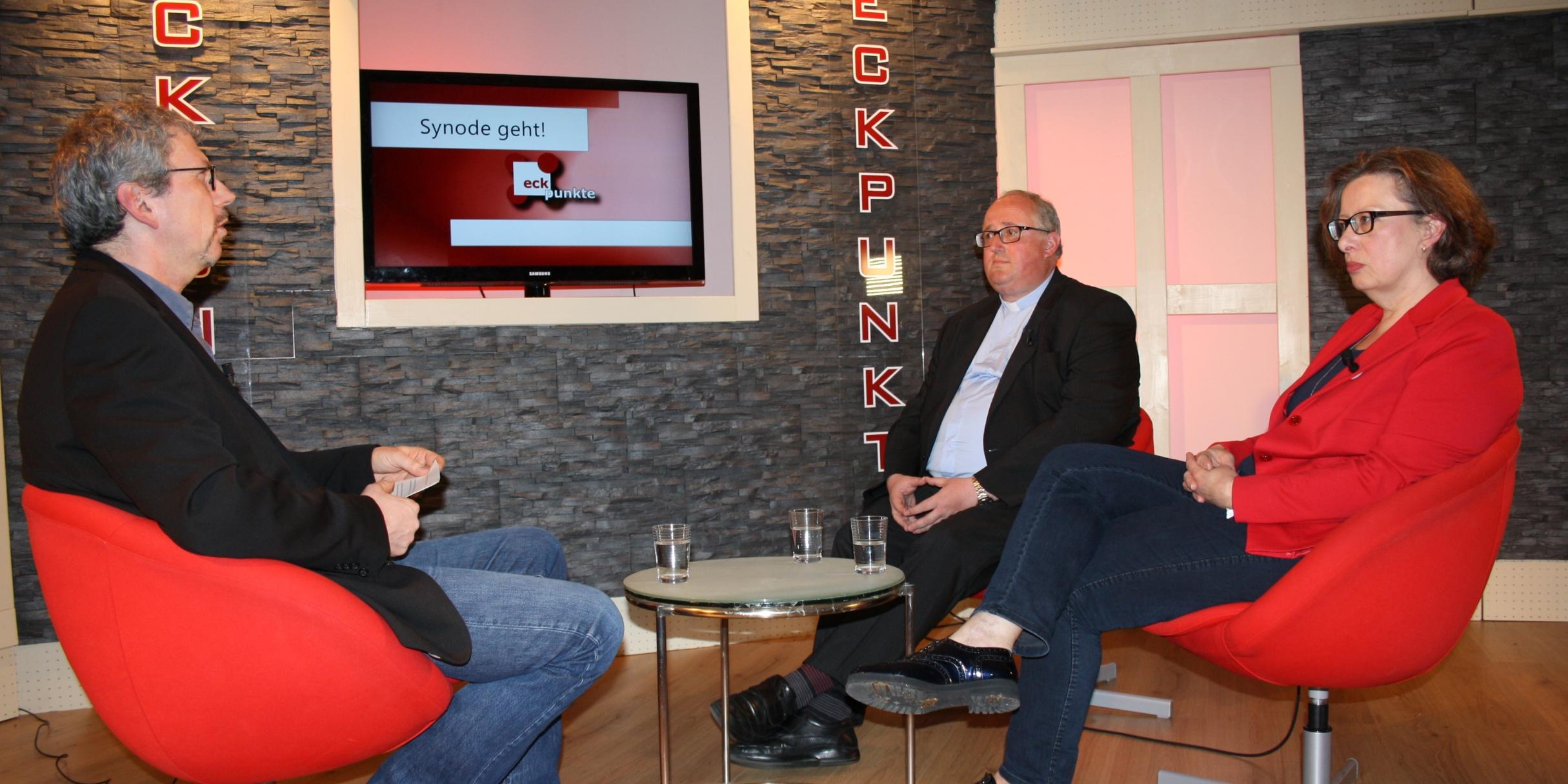 In der „Eckpunkte“-Sendung diskutiert Moderator Stefan Weinert (links) mit Pfarrer Dr. Volker Malburg und Cordula Scheich, die an der Synode teilgenommen haben. Foto: Ingrid Fusenig
