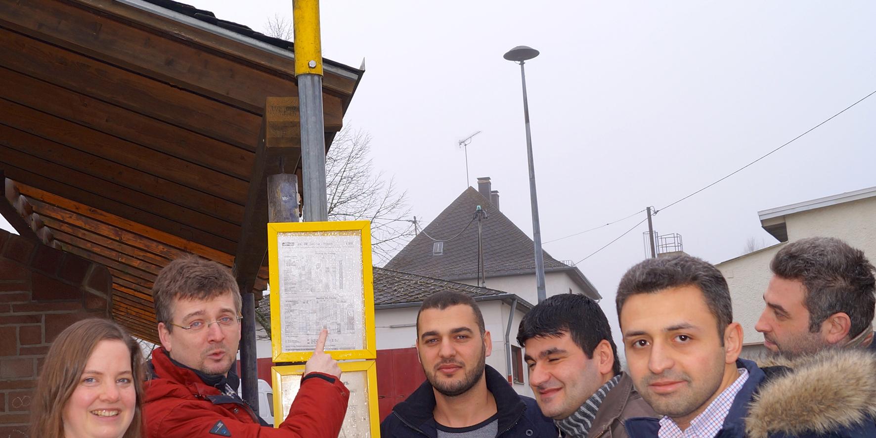 Melanie und Michael Clemens mit den Flüchtlingen bei einem Rundgang durch Zemmer. (Foto: Caritas)