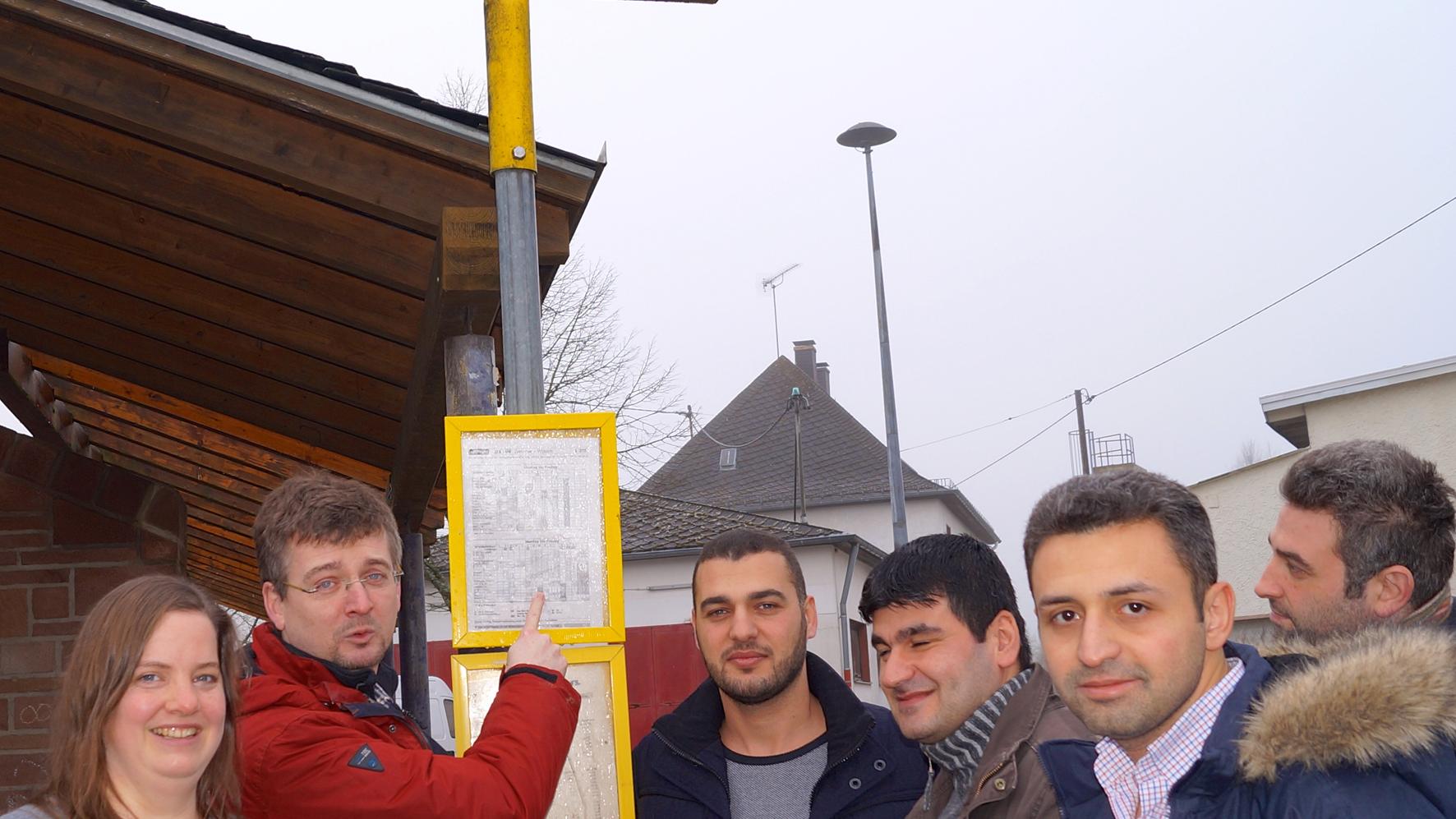 Melanie und Michael Clemens mit den Flüchtlingen bei einem Rundgang durch Zemmer. (Foto: Caritas)