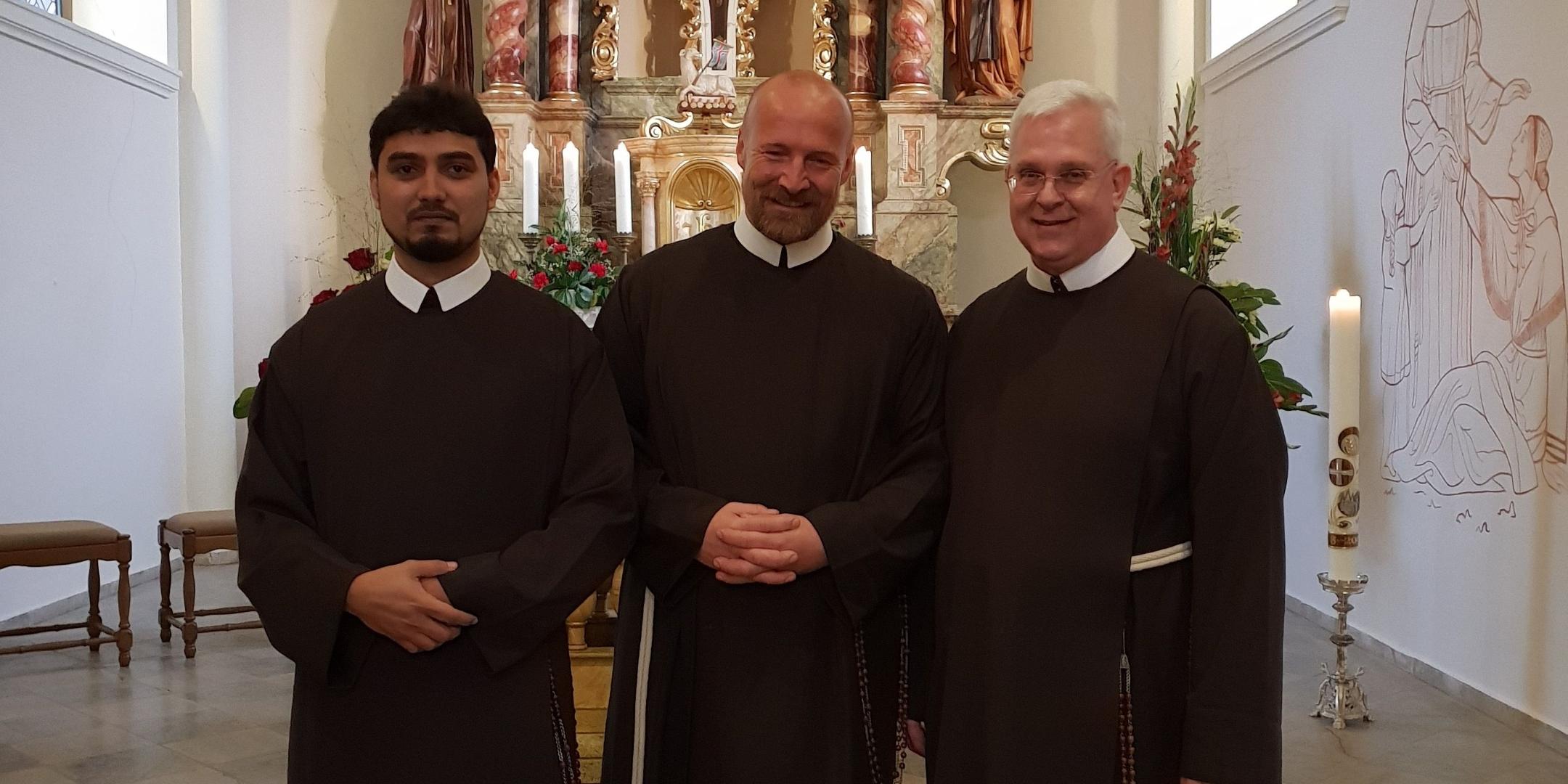 Der Generalsuperior Bruder John Francis Tyrrell (rechts) mit den beiden Novizen Bruder Alexander Zabelberg (Mitte) und Bruder Joshy Thomas bei der Einkleidung in der Kreuzkapelle.