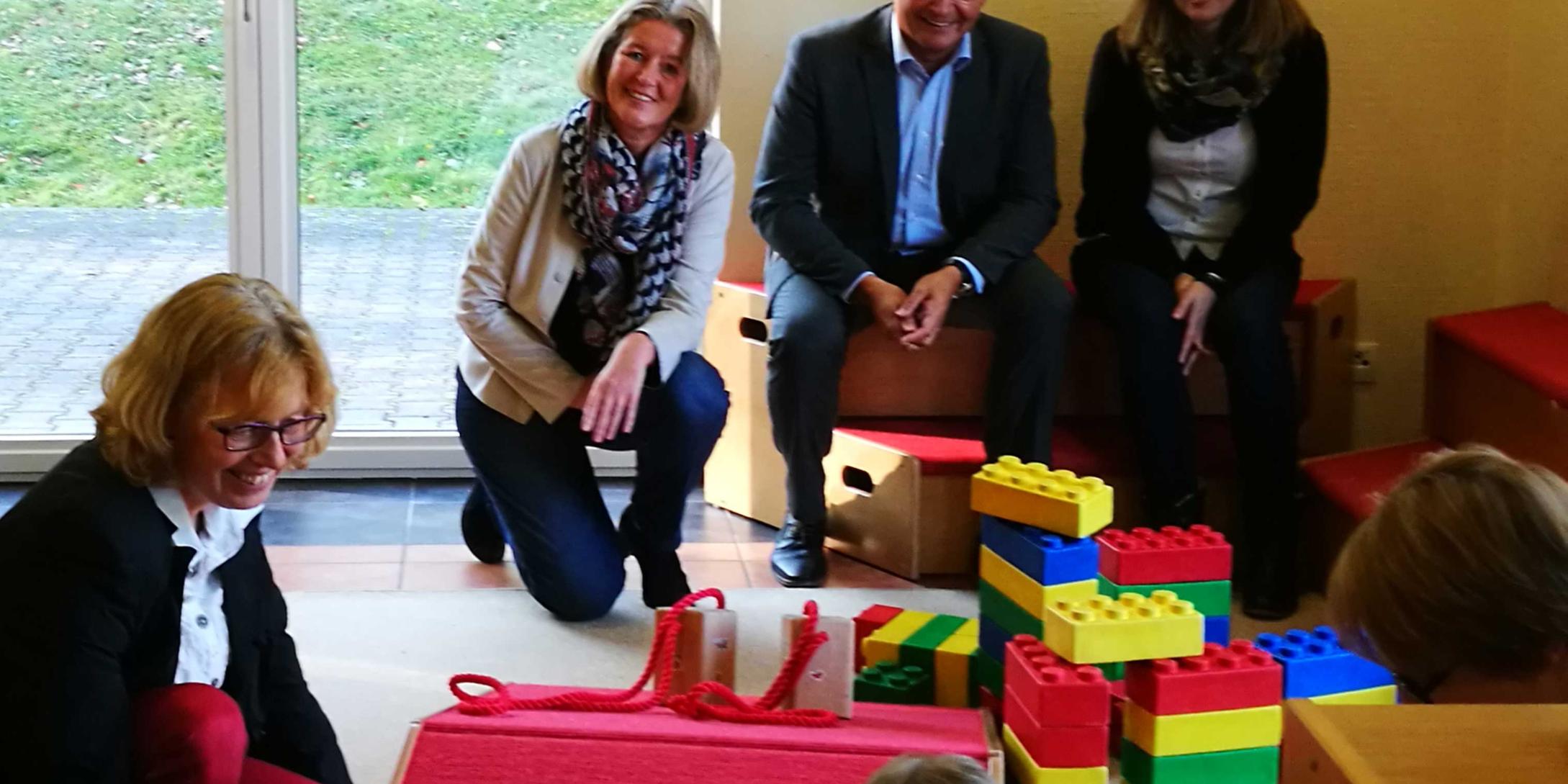 Die ersten Kinder nehmen die Spielsachen schon in Beschlag.