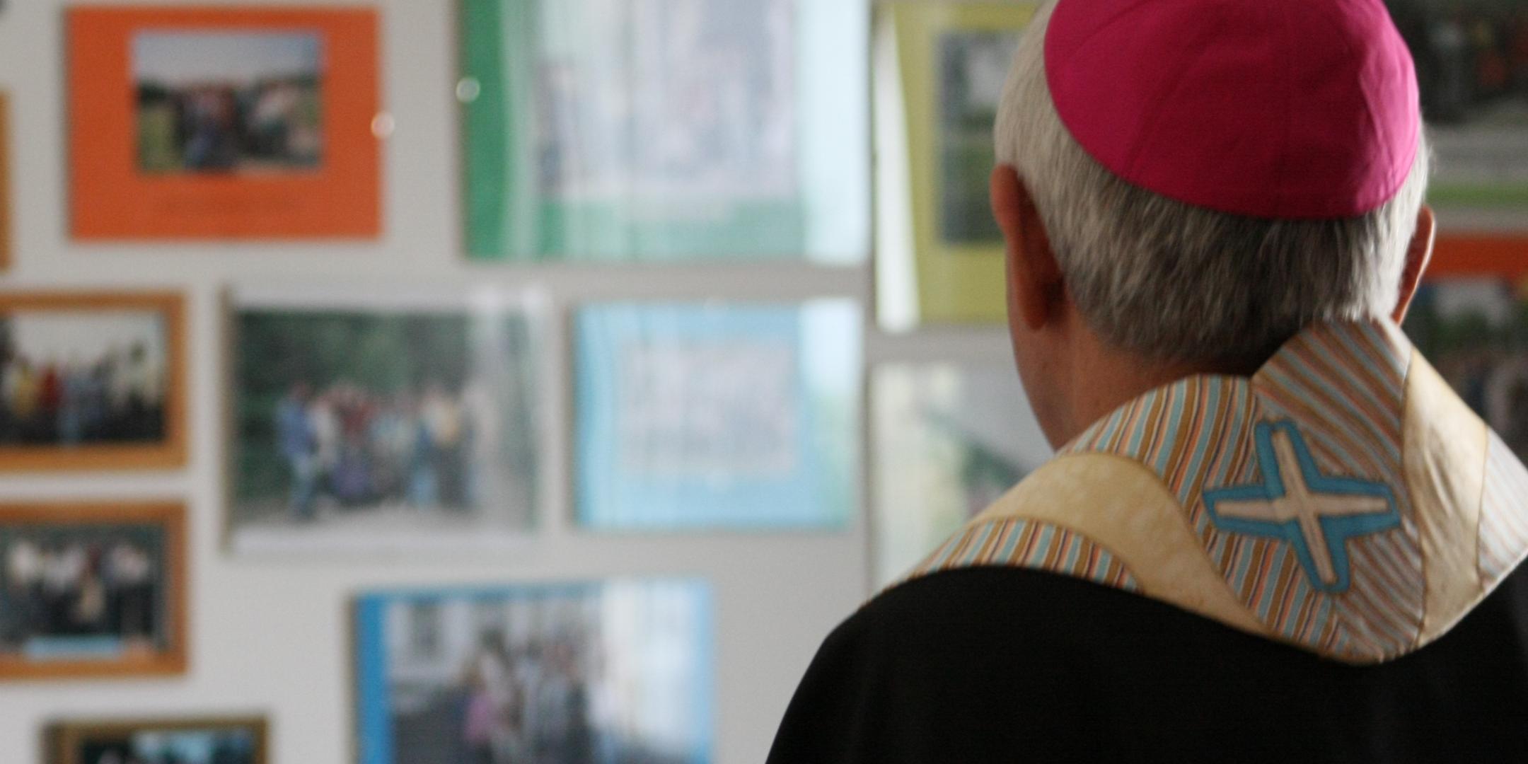 Weihbischof Gebert schaut sich die neuen Räumlichkeiten der Caritasgeschäftsstelle in Simmern an. Foto: Julia Fröder