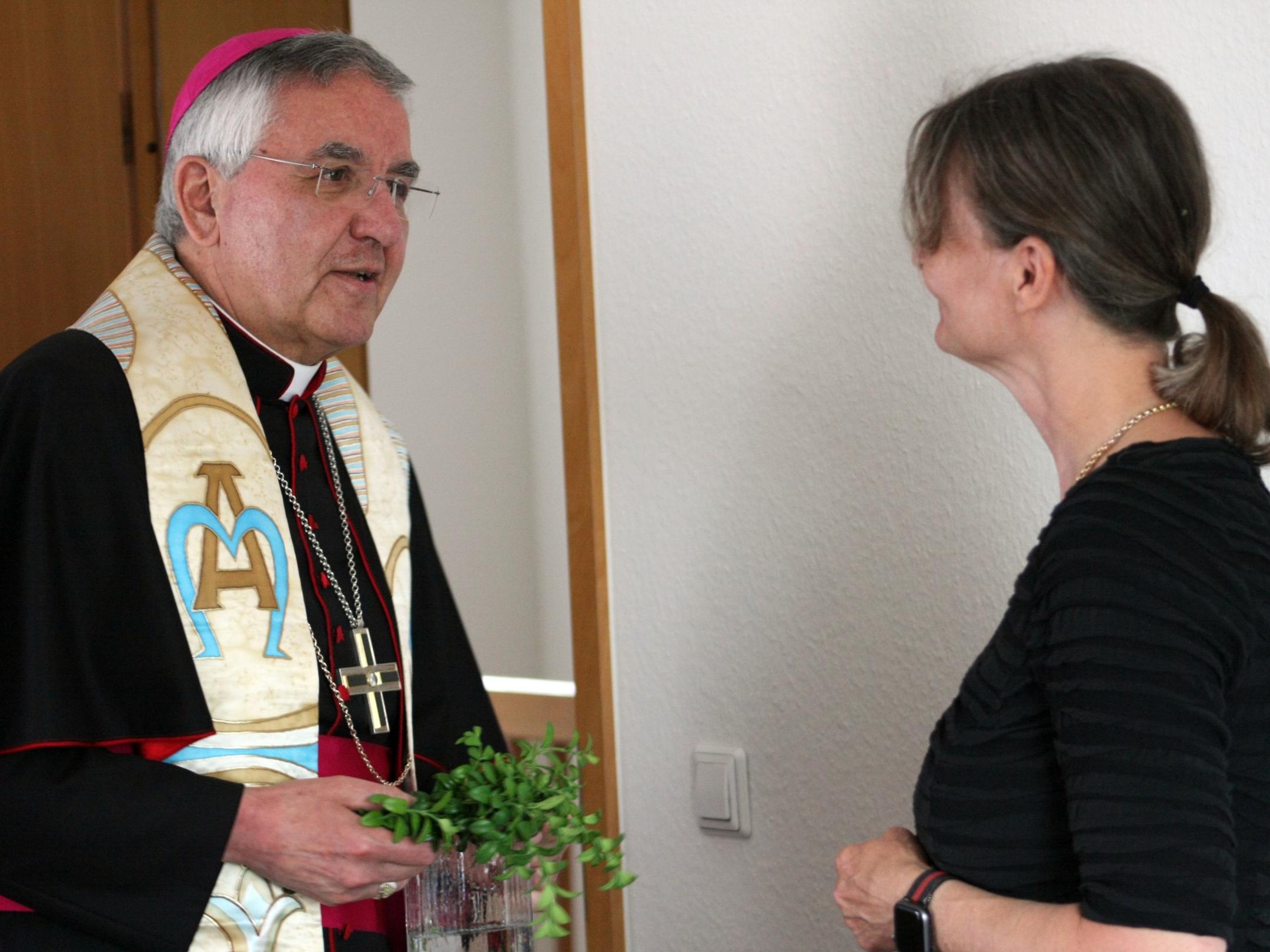 Weihbischof Franz Josef Gebert segnet die neuen Räumlichkeiten des Caritasverbands Rhein-Hunsrück-Nahe in Simmern, dabei spricht er mit der Caritasdirektorin Victoria Müller-Ensel. Foto: Julia Fröder