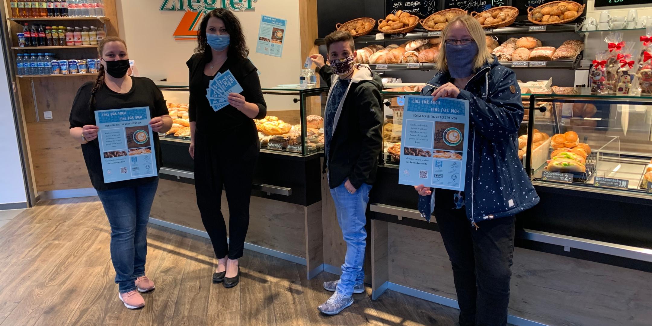 In der Bäckerei Ziegler in Sulzbach-Altenwald ist am 12. November 2020 die Aktion 'Eins für mich- eins für Dich'gestartet: Verkäuferin Ramona Lander, Caroline Lang (Vorstand Bäckerei Ziegler AG), Martina Fries (welt:raum) und Tina Wagner (Tante Anna)