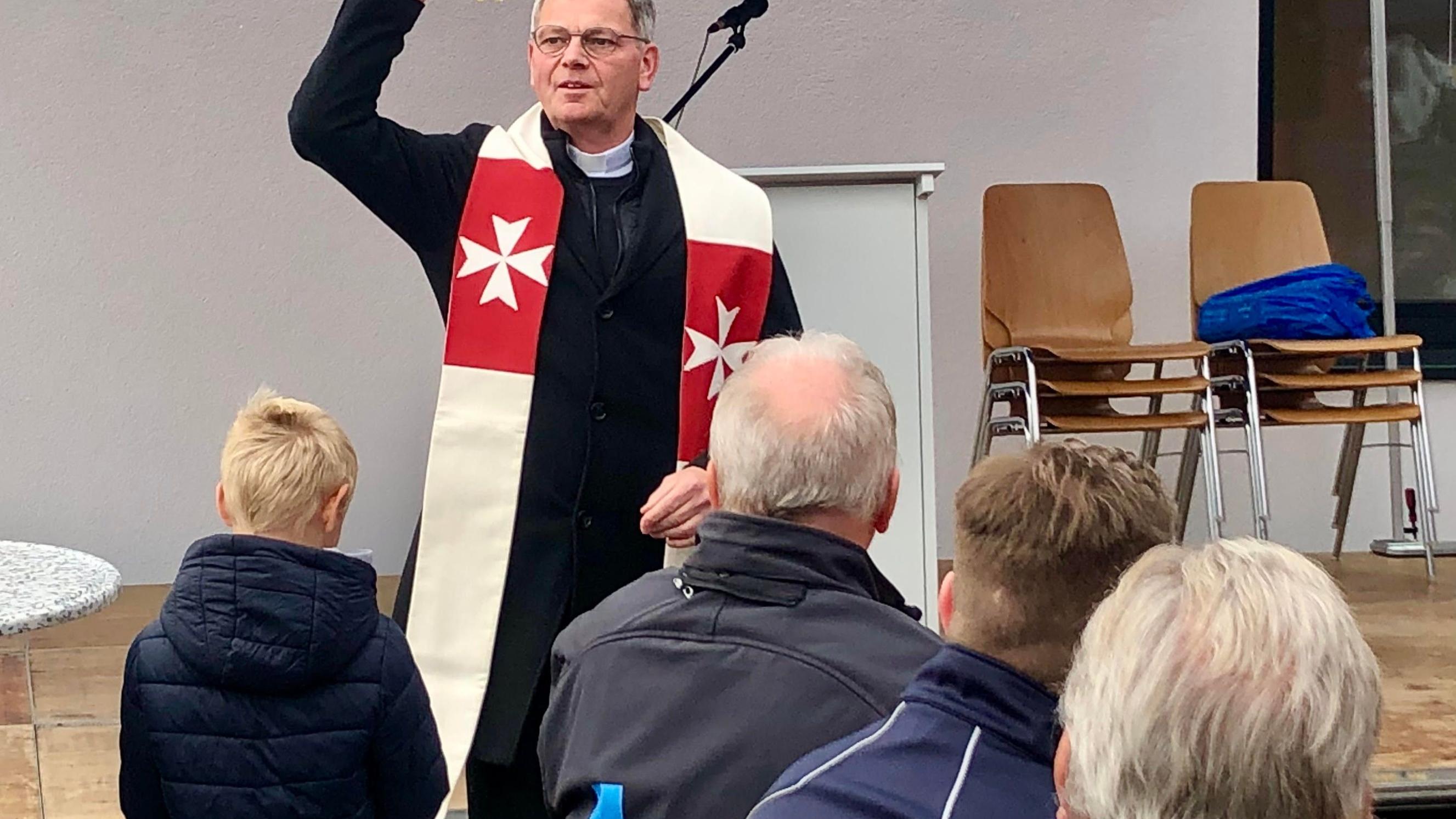 Generalvikar von Plettenberg bei der Einsegnung (Foto: Theo Welsch)