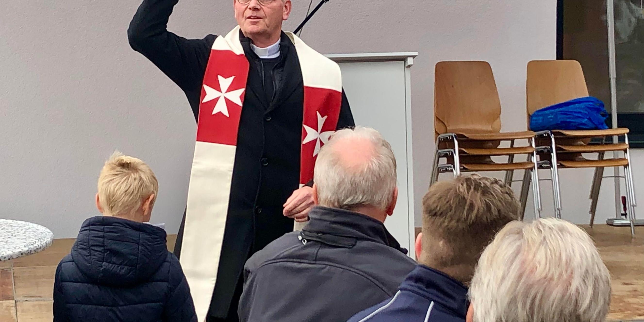 Generalvikar von Plettenberg bei der Einsegnung (Foto: Theo Welsch)
