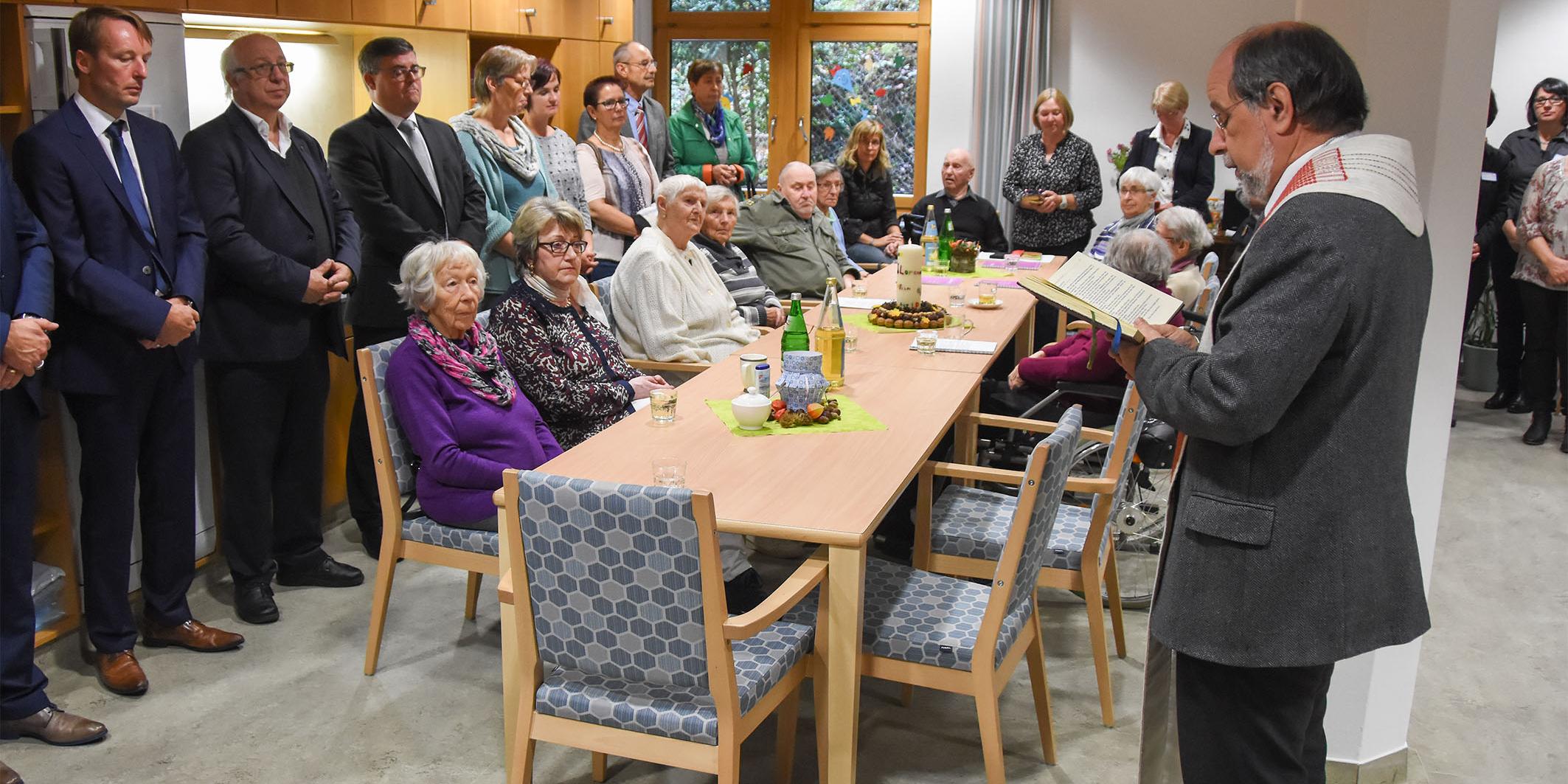 Im Beisein der ersten Patienten der Einrichtung segnete Pastor Sänger die Räume der 'Gudd Stuff'.