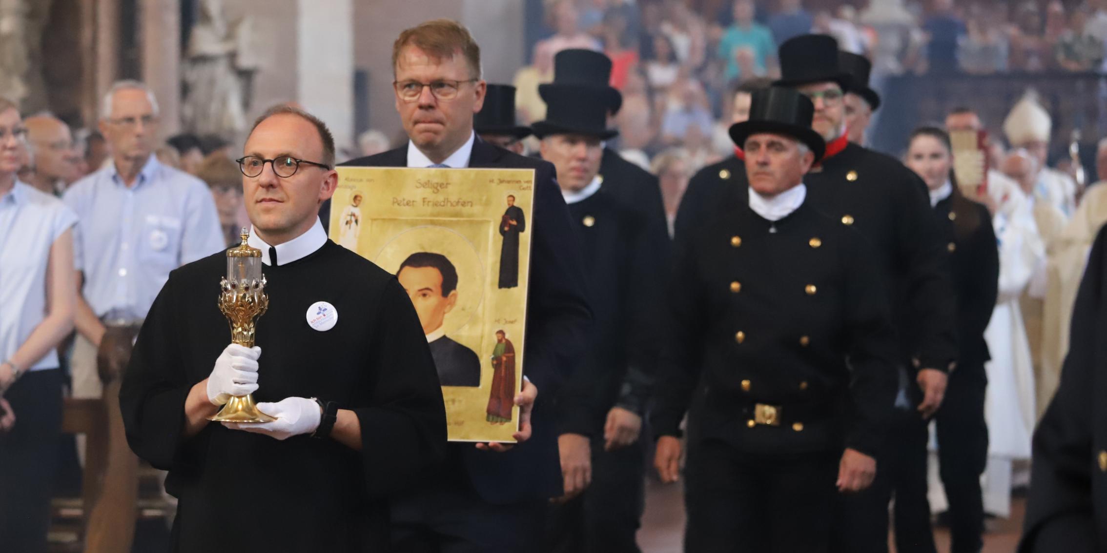 Einzug in den Dom mit den Vertreterinnen und Vertretern der Schornsteinfeger-Innung