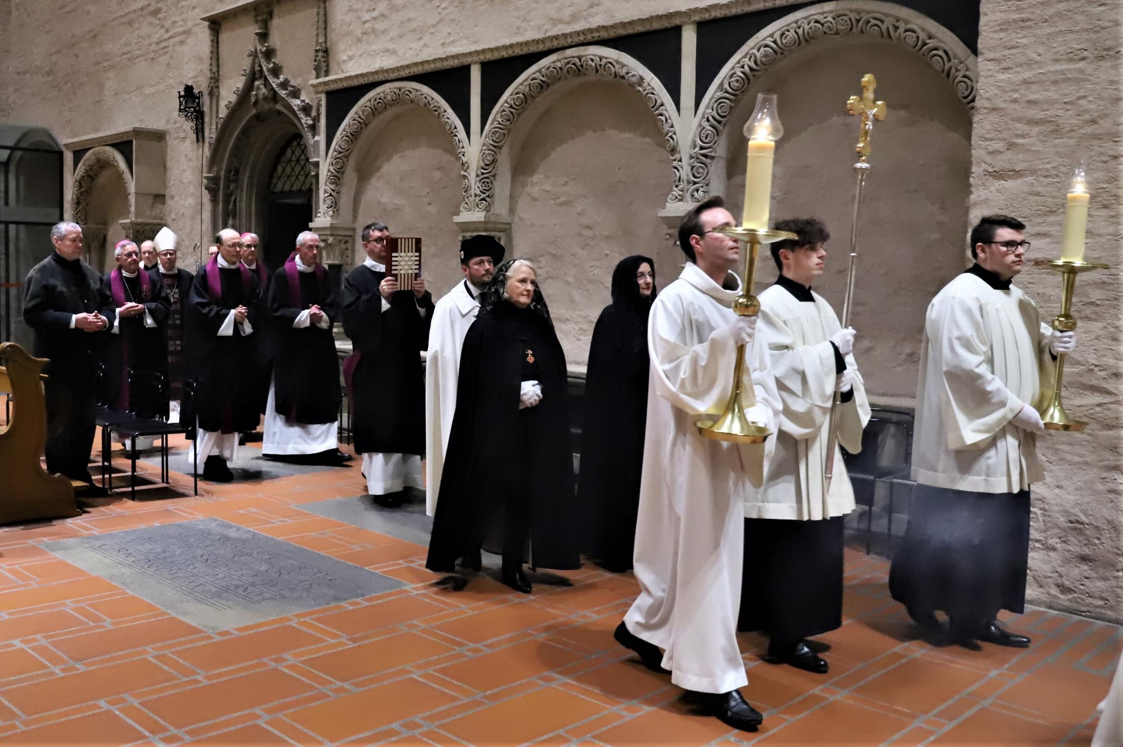 Einzug zum Requiem für den emeritierten Papst Benedikt XVI.