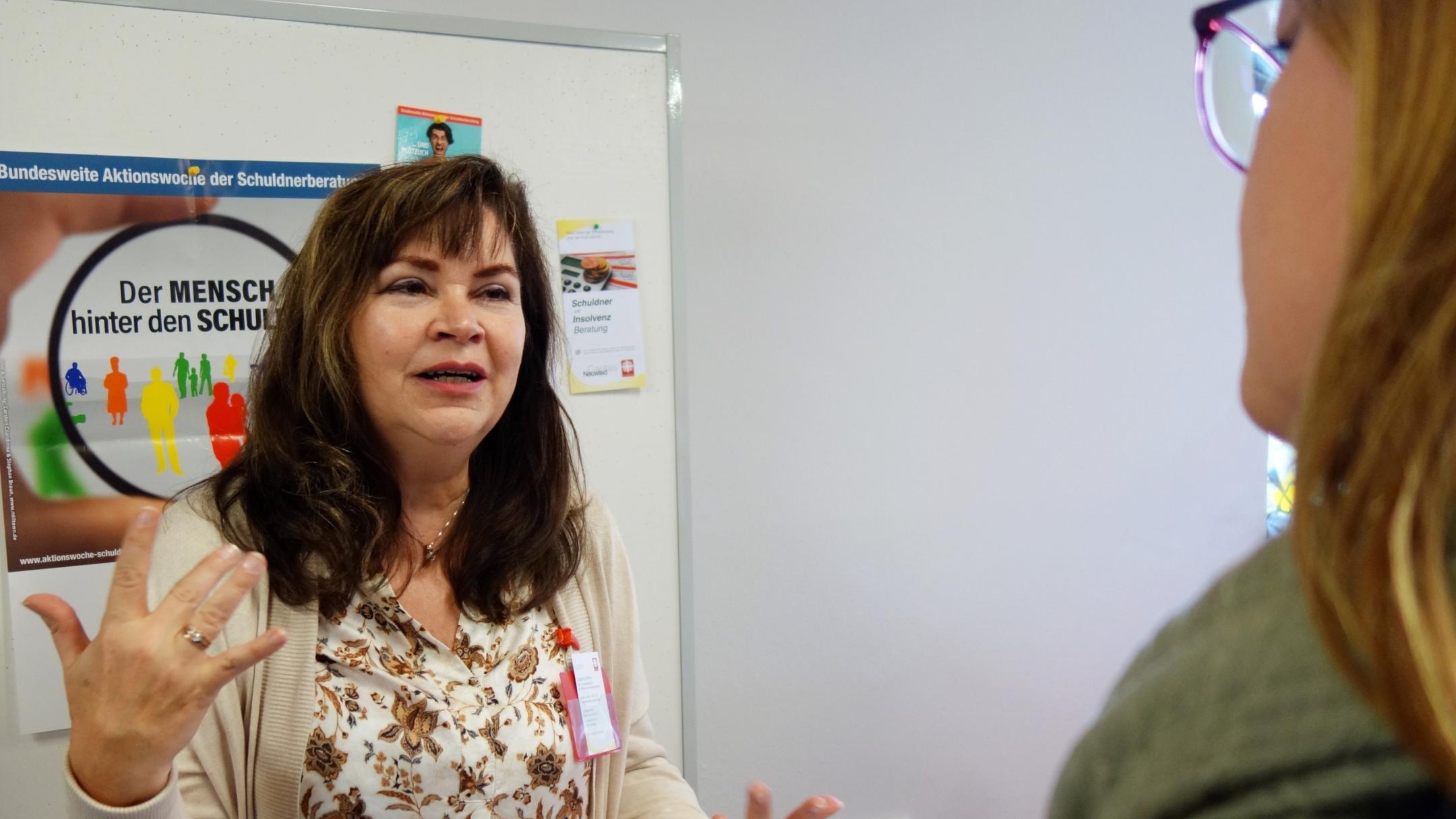 Susanne Wilmer berät verschuldete Menschen und präsentiert ihre Arbeit beim 'Markt der Möglichkeiten' während des Elisabeth-Tags des Caritasverbands Rhein-Wied-Sieg (Fotos: Julia Fröder/Bistum Trier)